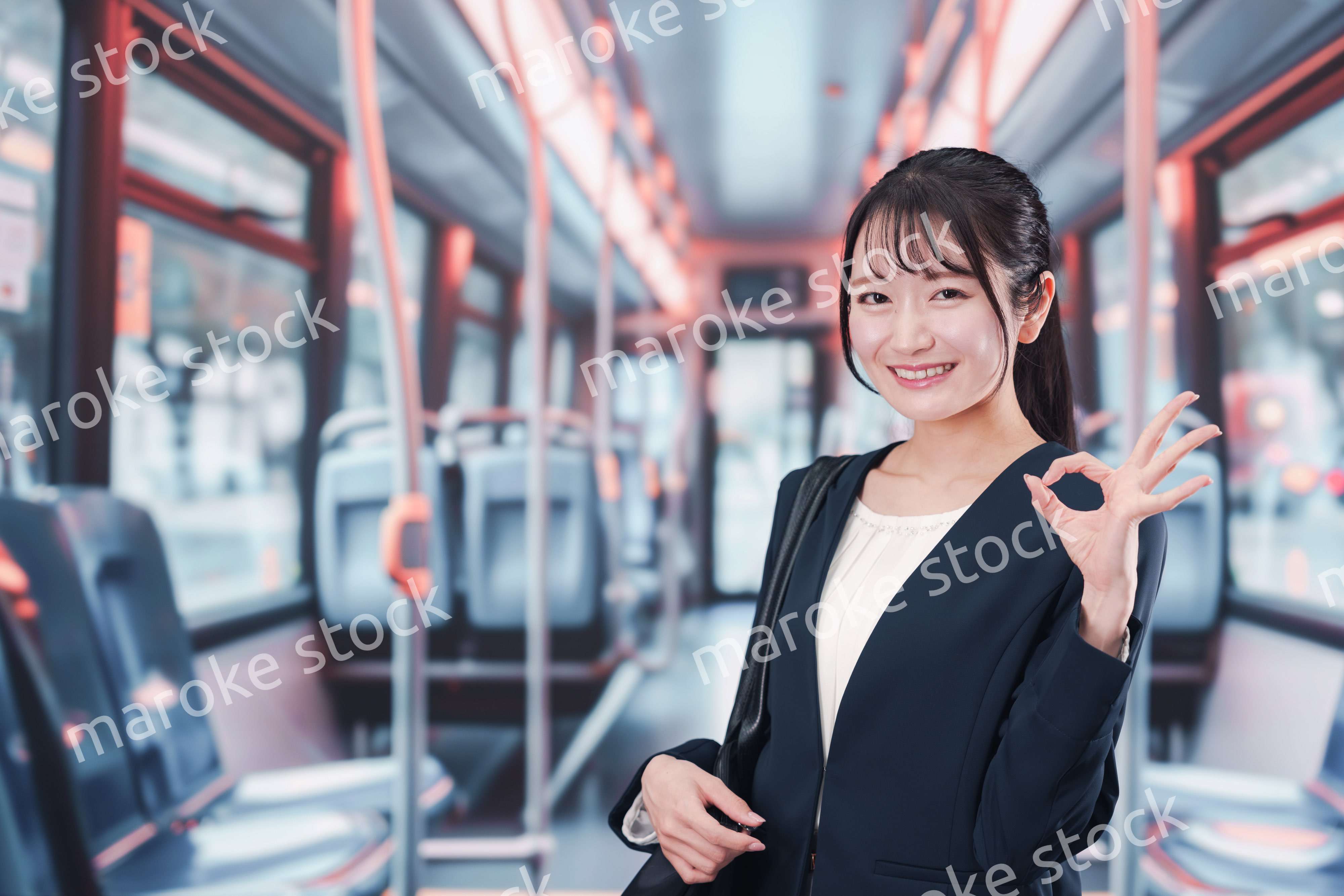 バスに乗って通勤をする若い女性