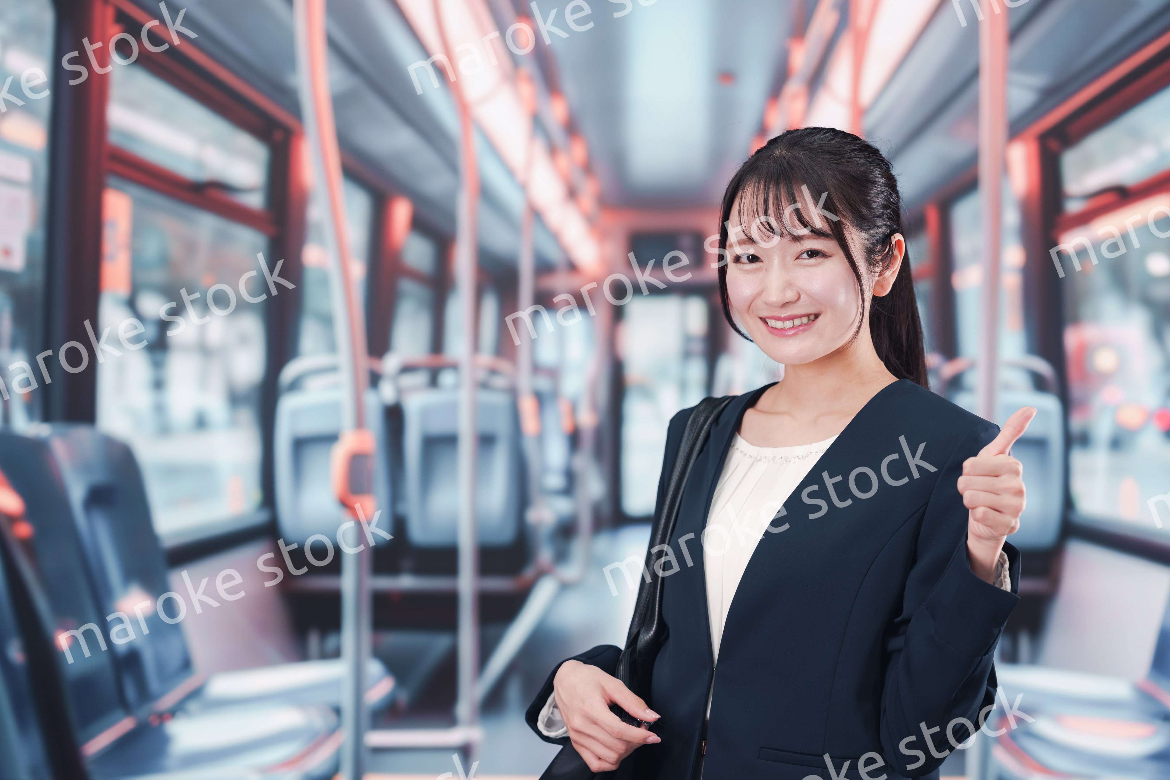 バスに乗って通勤をする若い女性