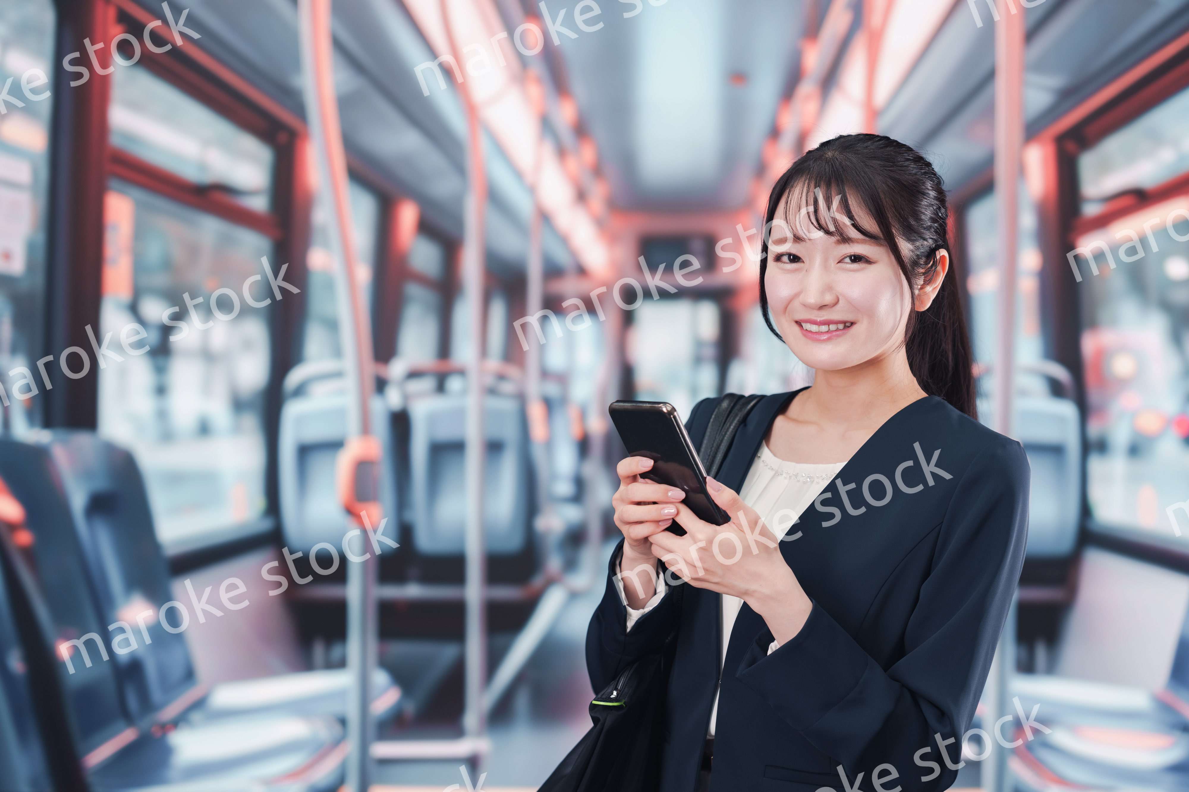 バスに乗って通勤をする若い女性