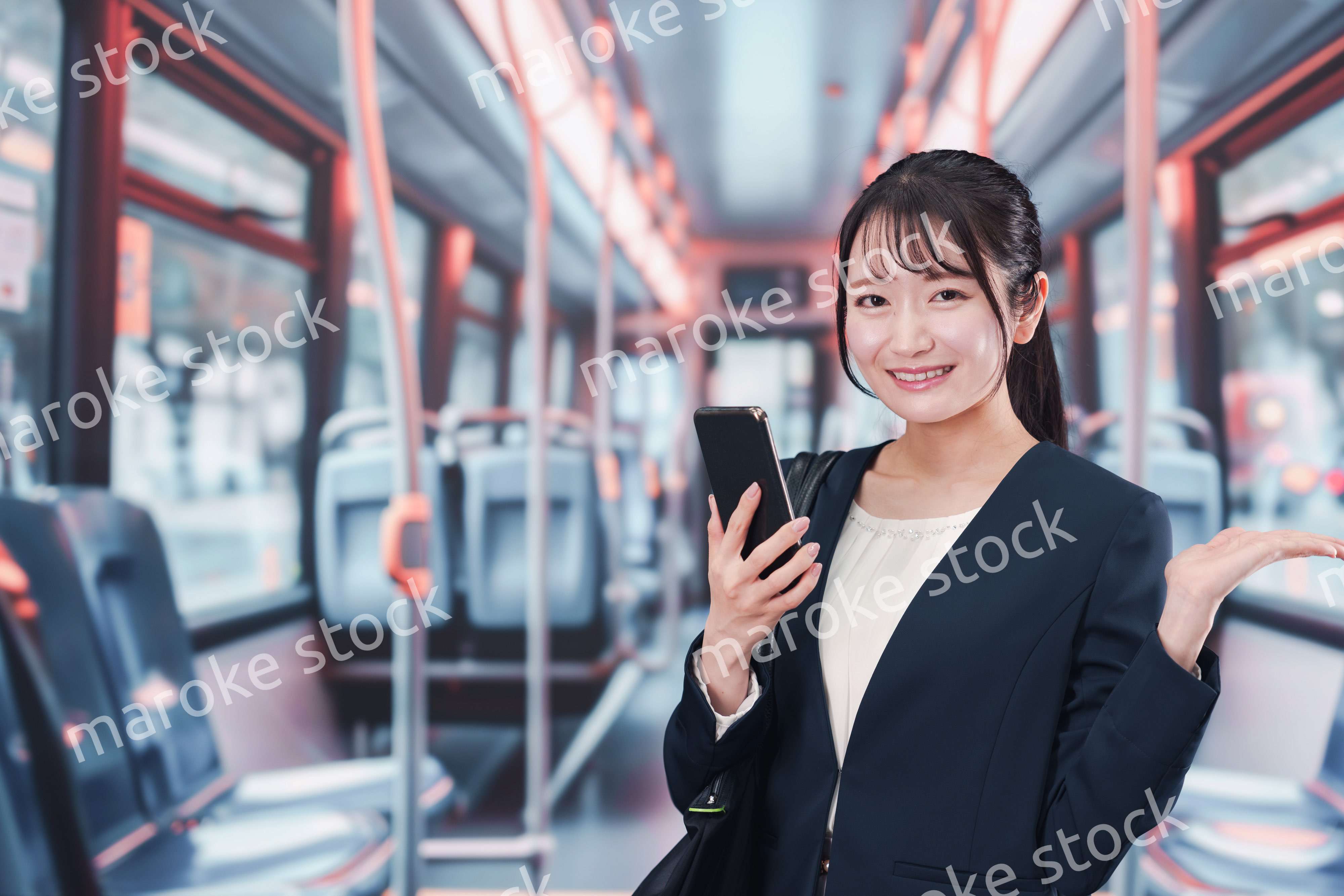 バスに乗って通勤をする若い女性