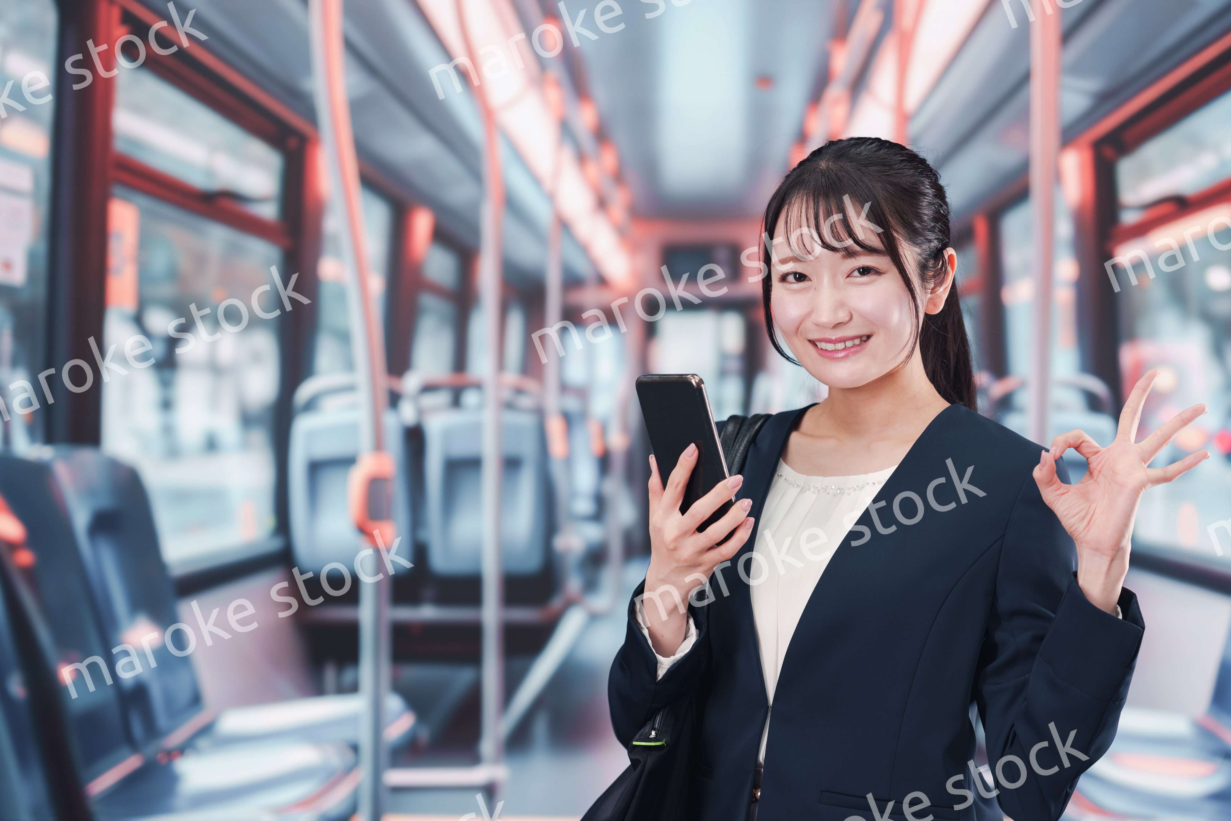 バスに乗って通勤をする若い女性