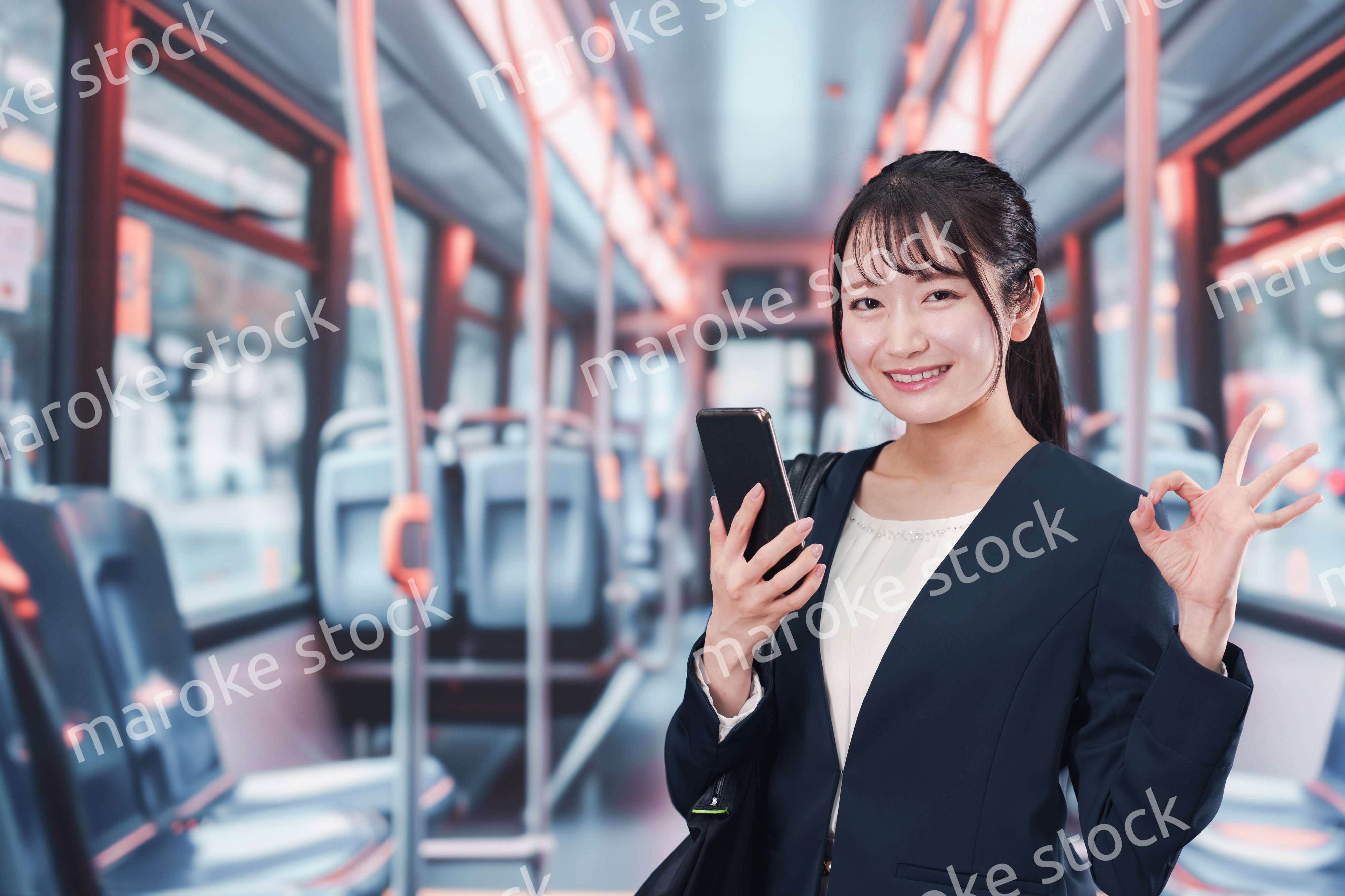 バスに乗って通勤をする若い女性