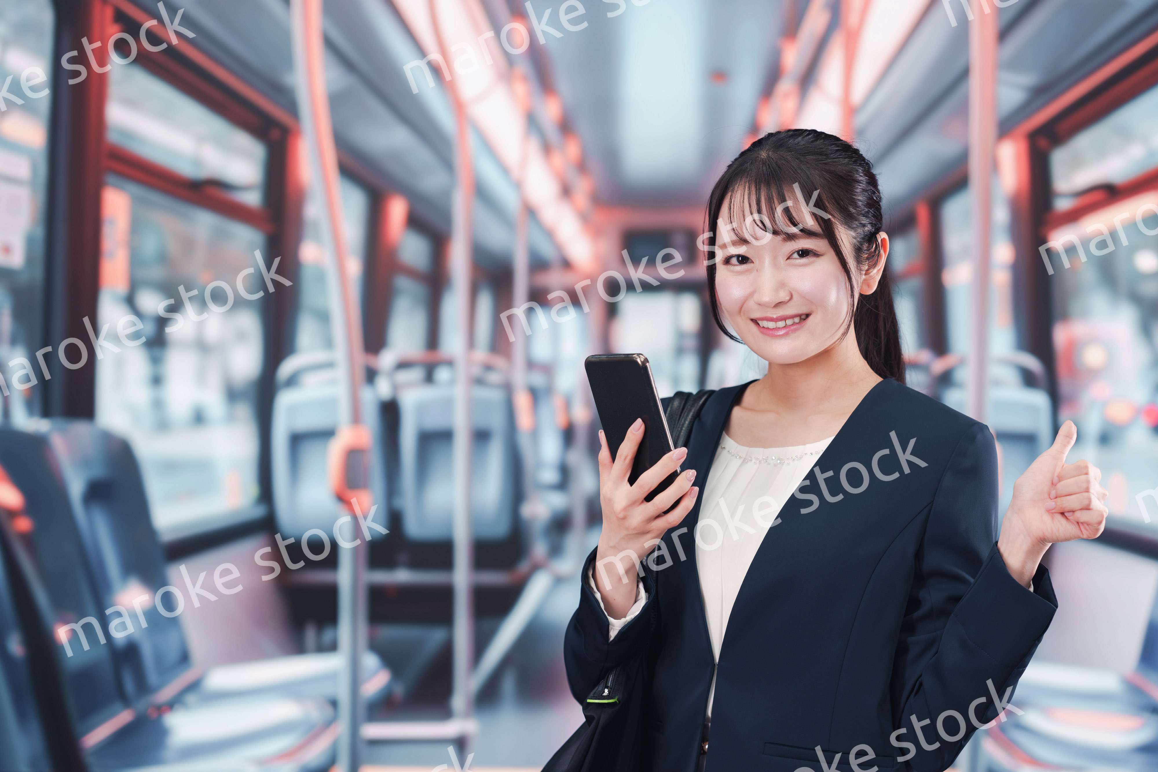 バスに乗って通勤をする若い女性