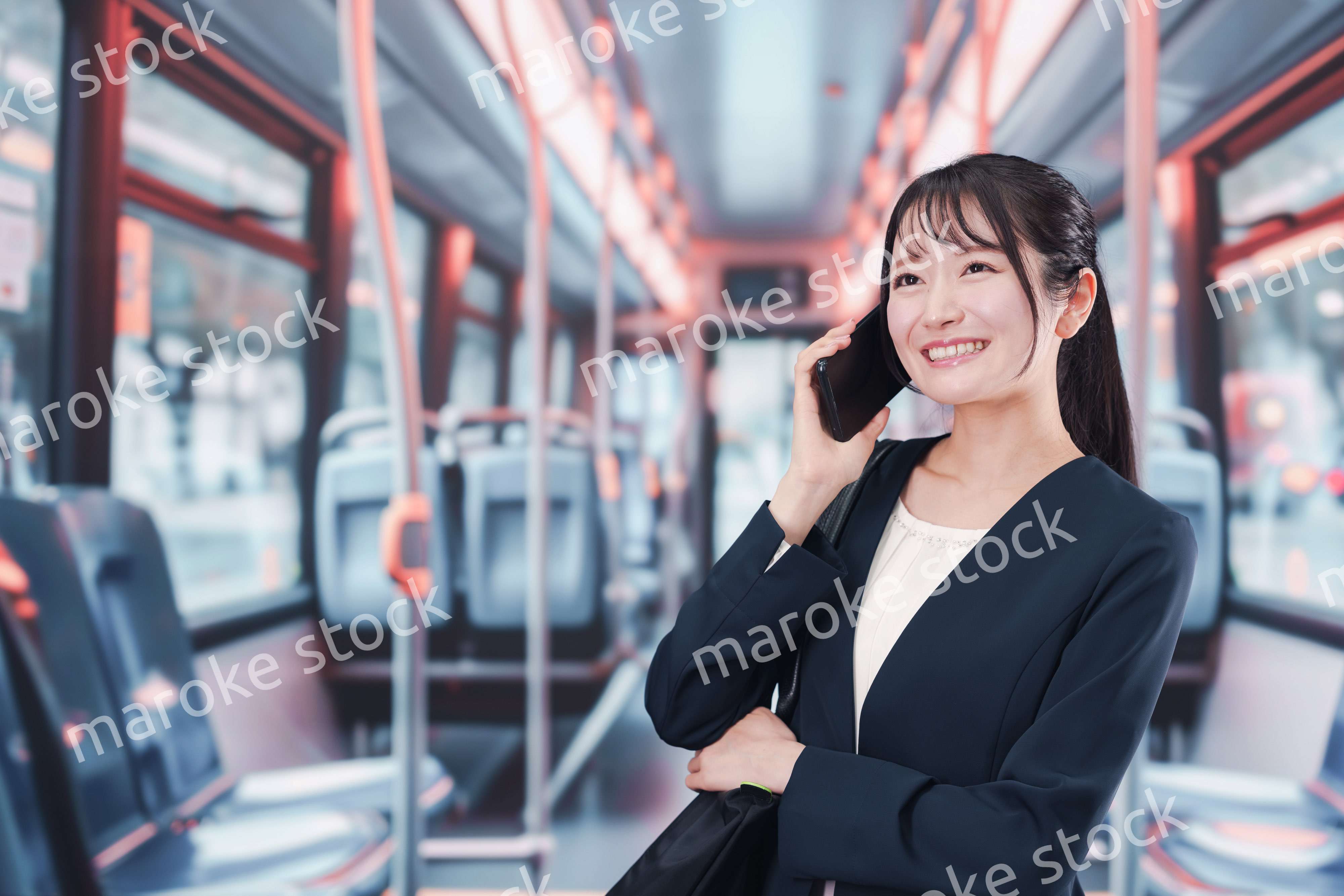 バスに乗って通勤をする若い女性