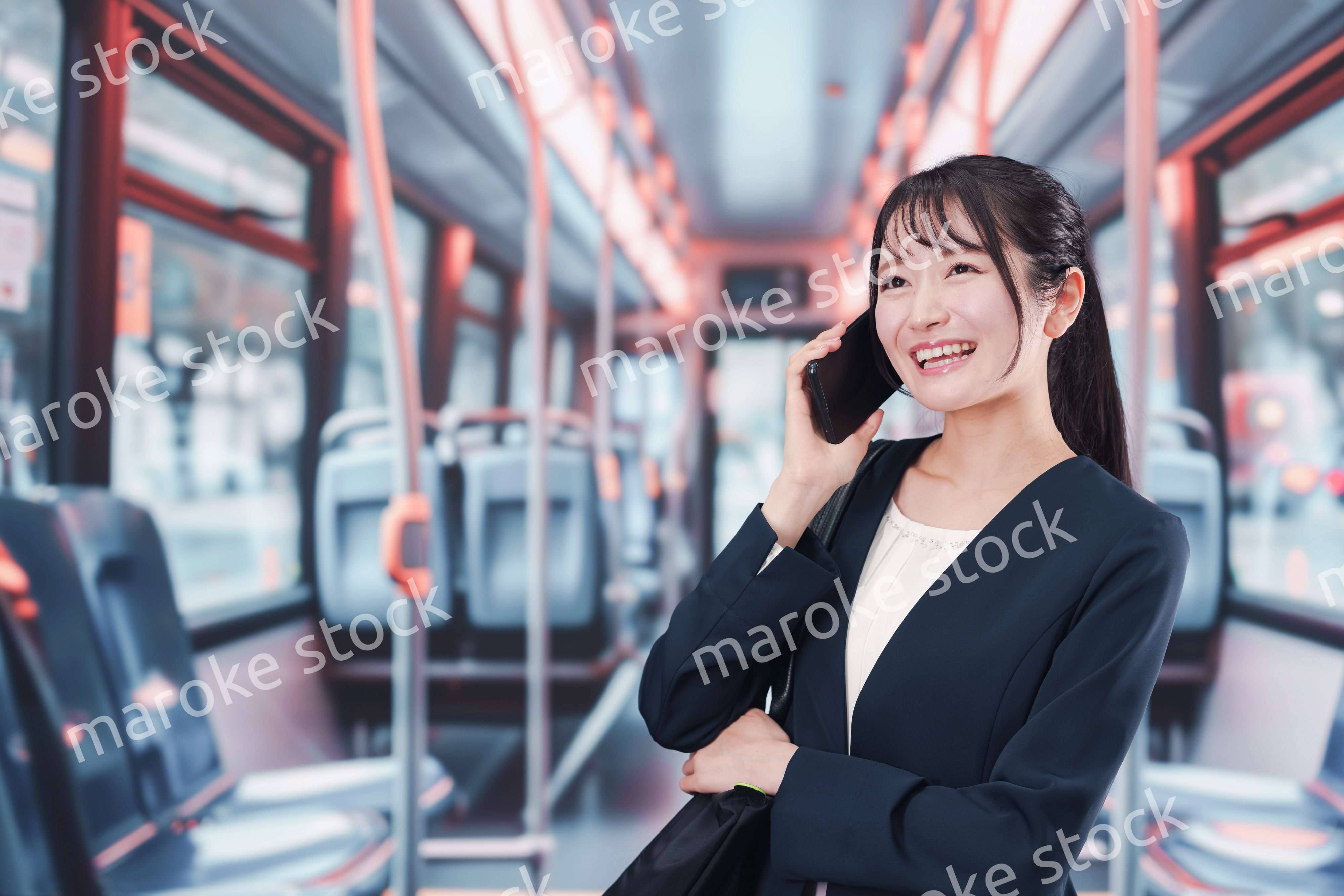 バスに乗って通勤をする若い女性