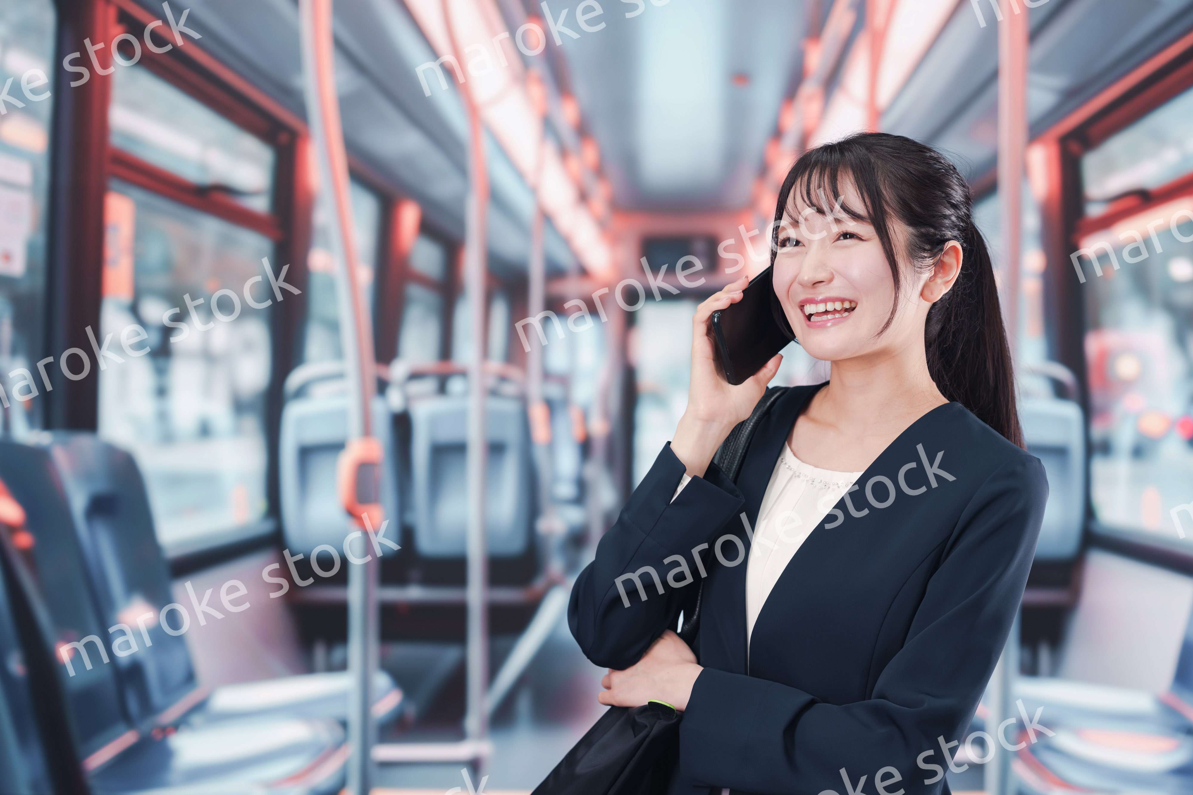 バスに乗って通勤をする若い女性