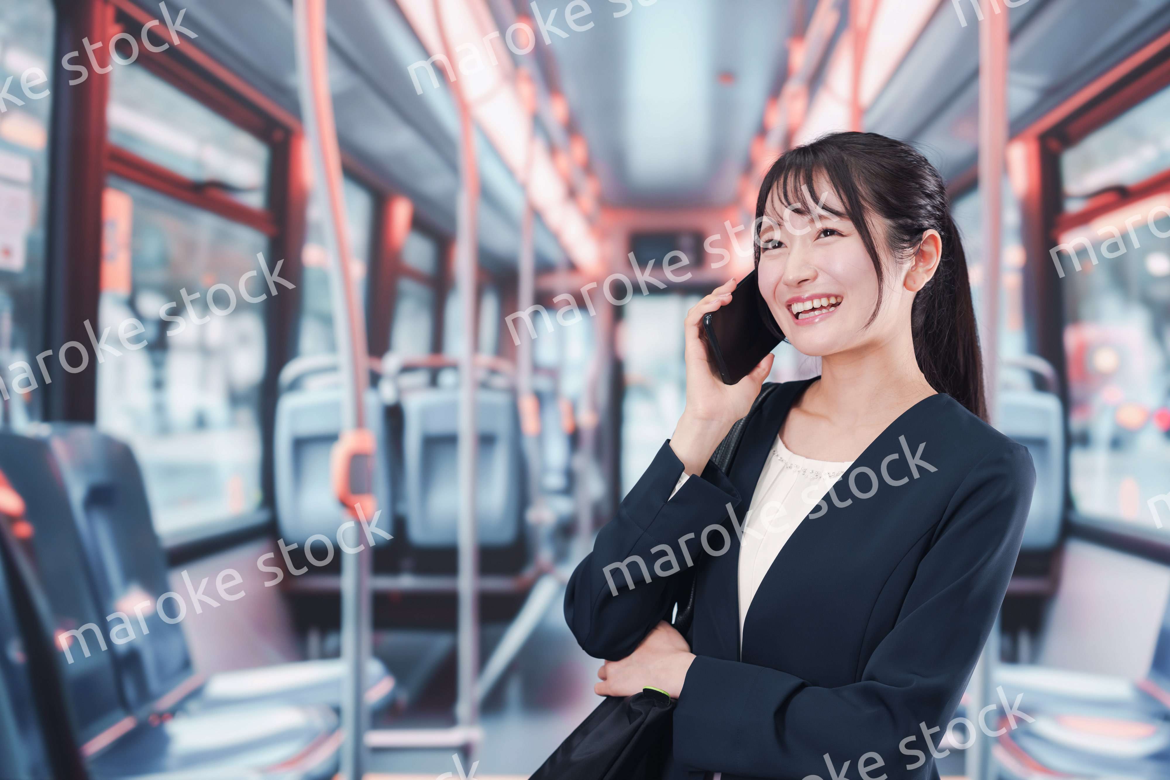 バスに乗って通勤をする若い女性