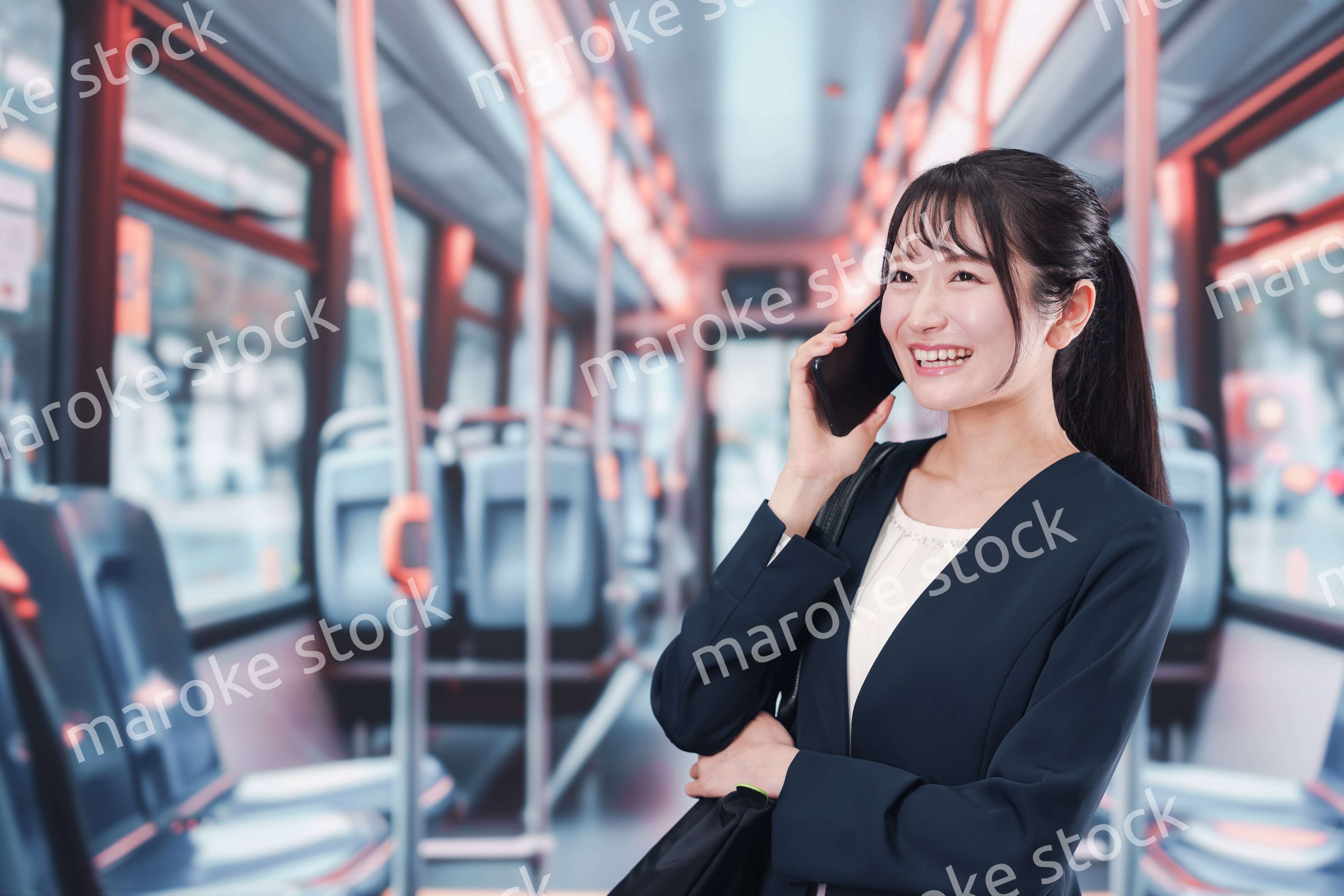 バスに乗って通勤をする若い女性