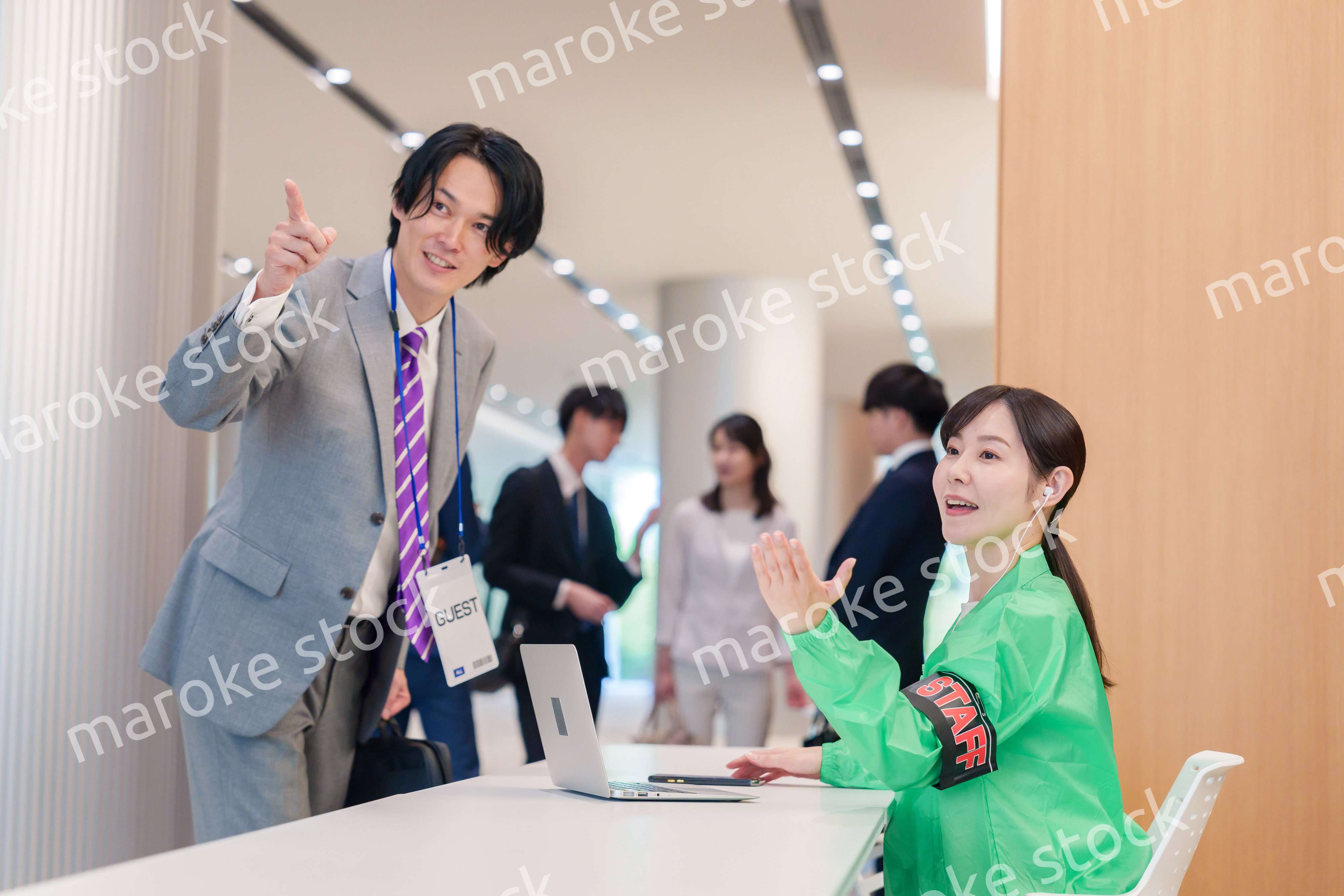 カンファレンスの受付スタッフと参加者