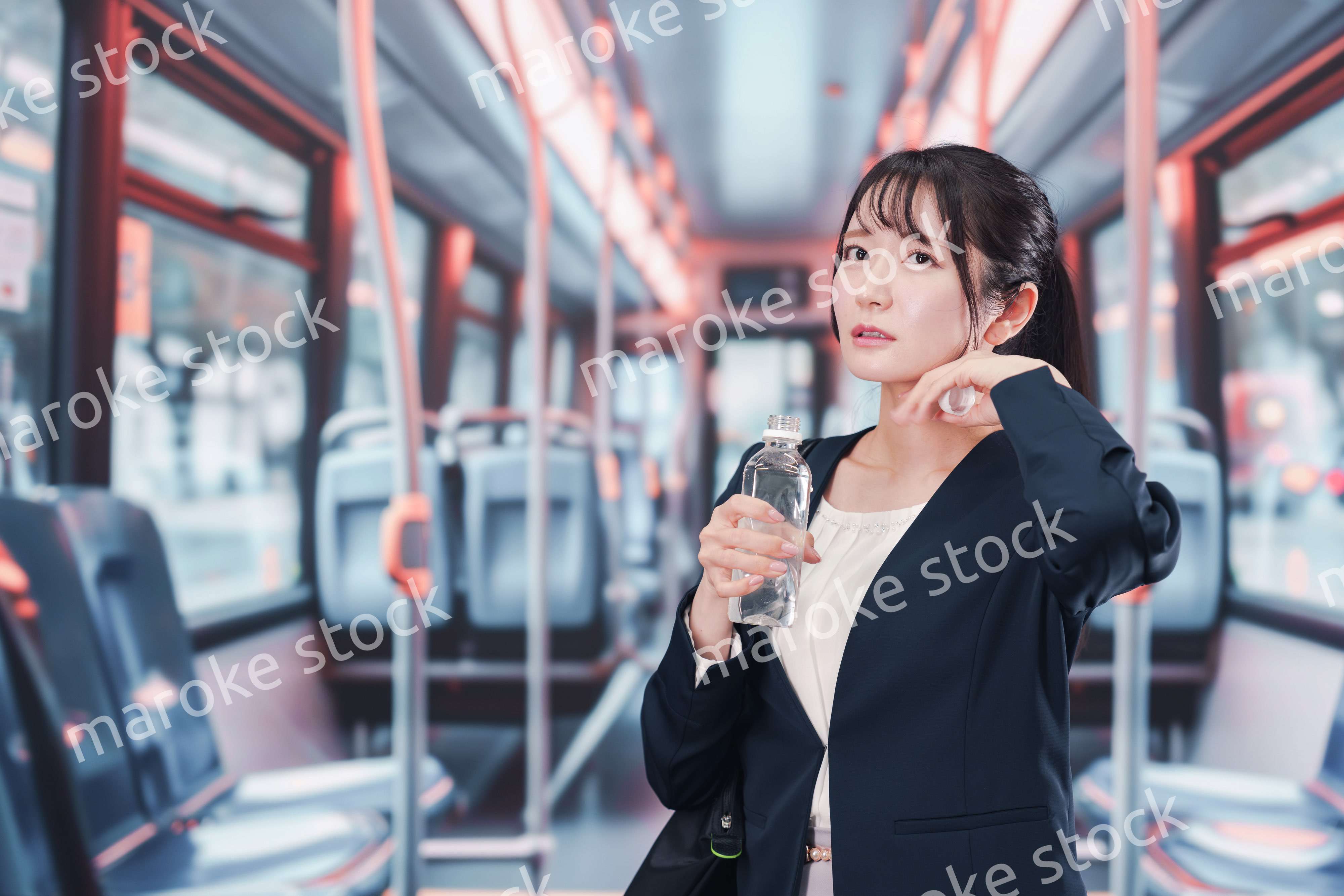 バスに乗って通勤をする若い女性