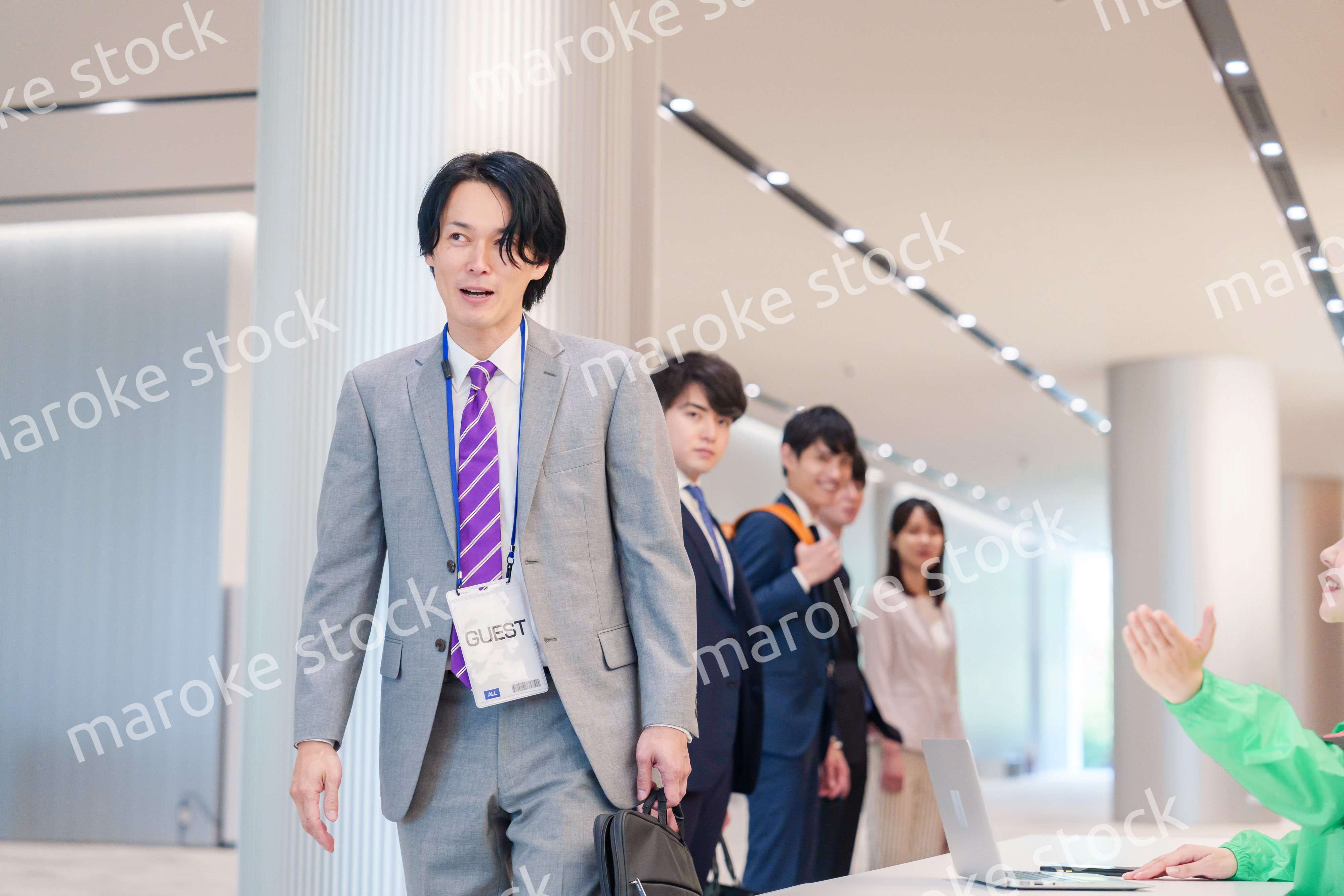 カンファレンスの受付スタッフと参加者