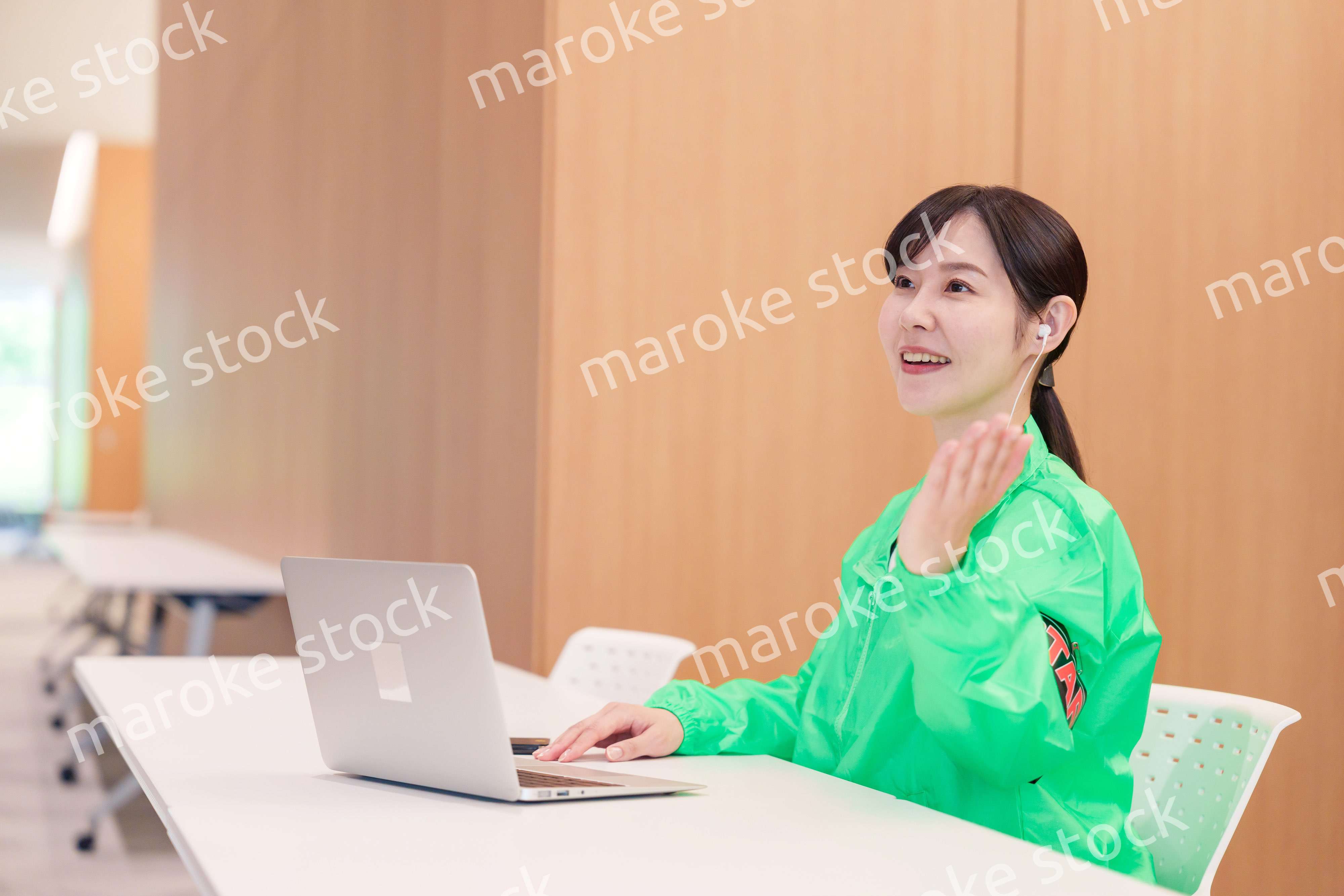 受付でお客様を案内するスタッフ