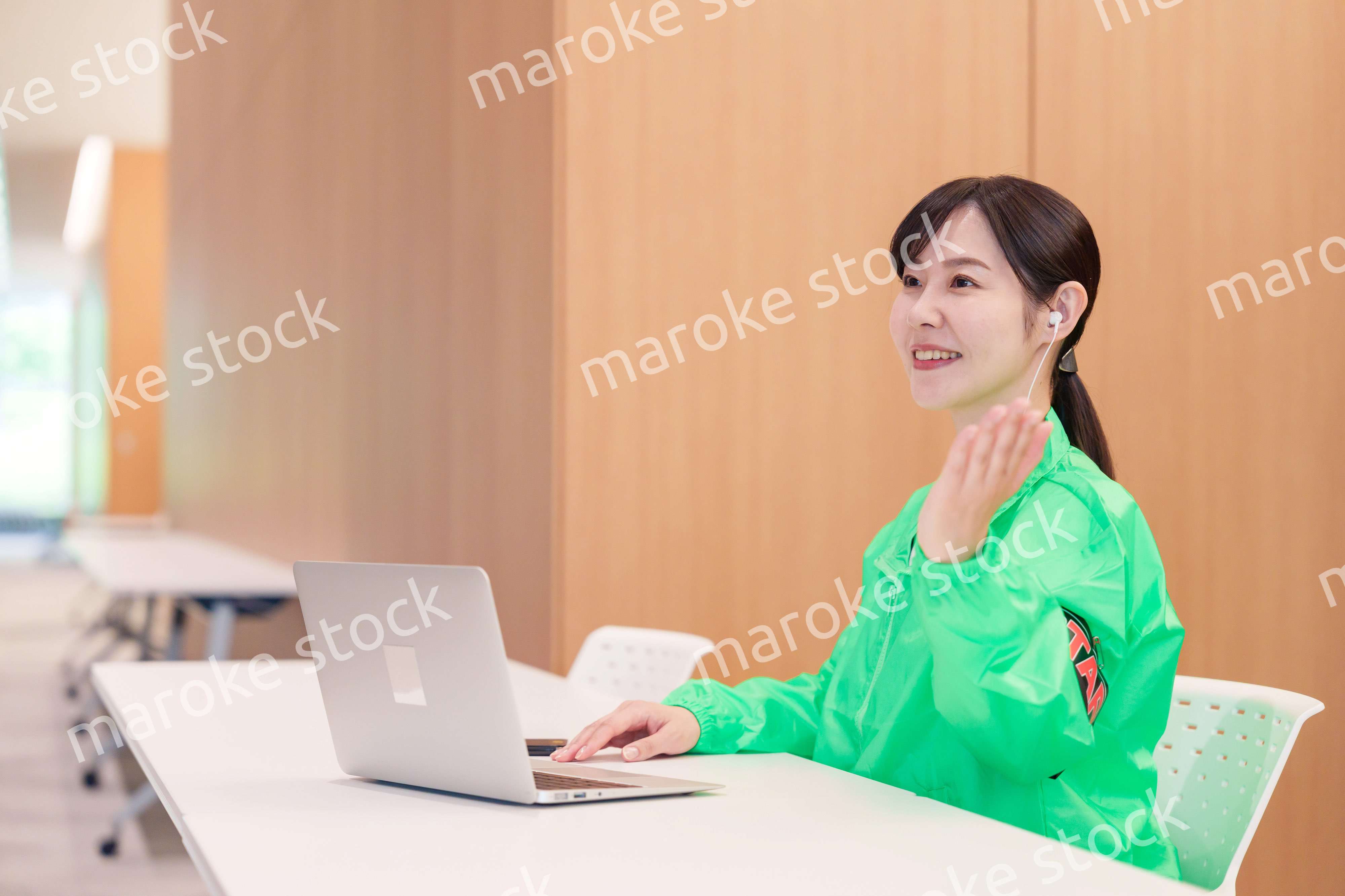 受付でお客様を案内するスタッフ