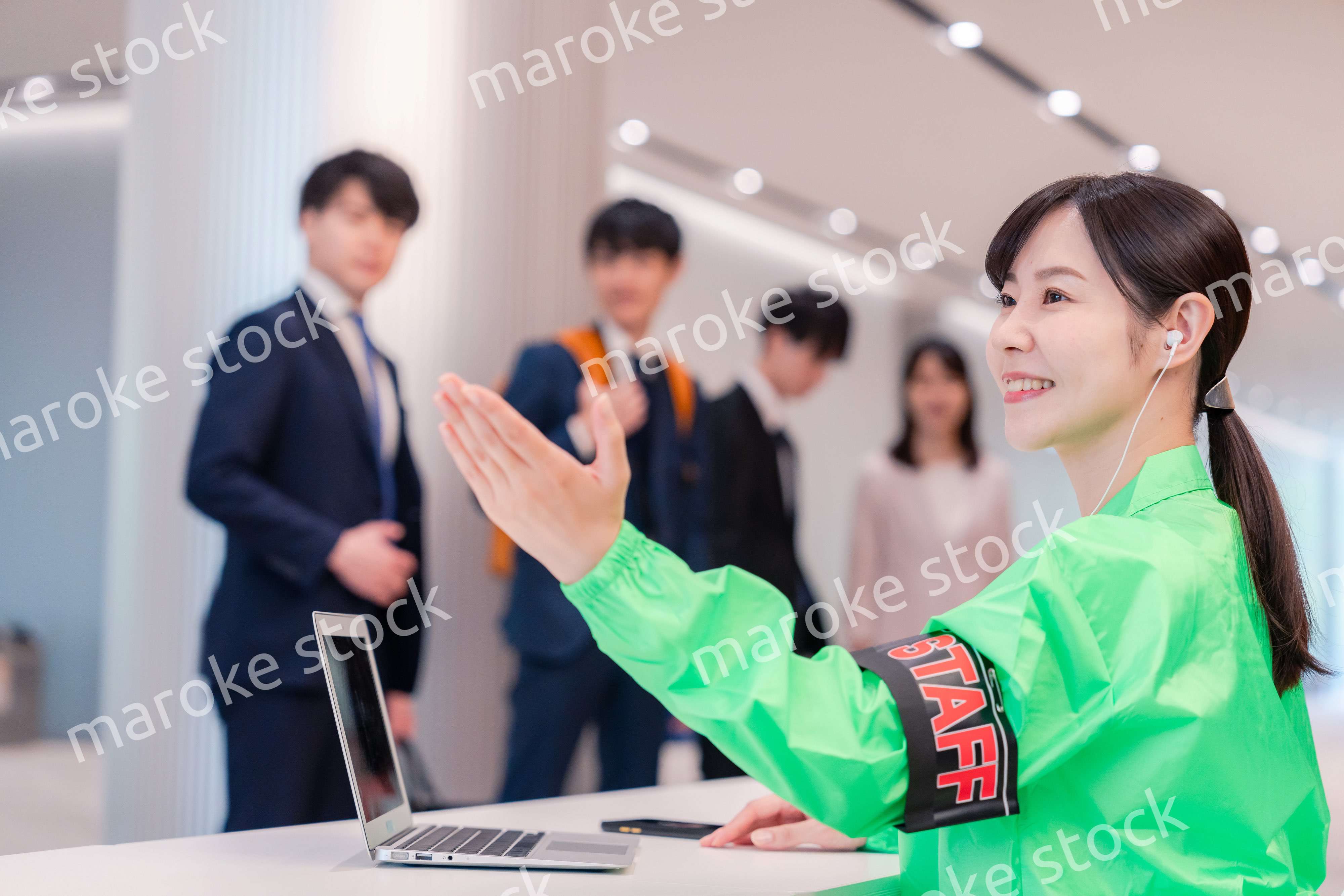 受付をするイベントスタッフ