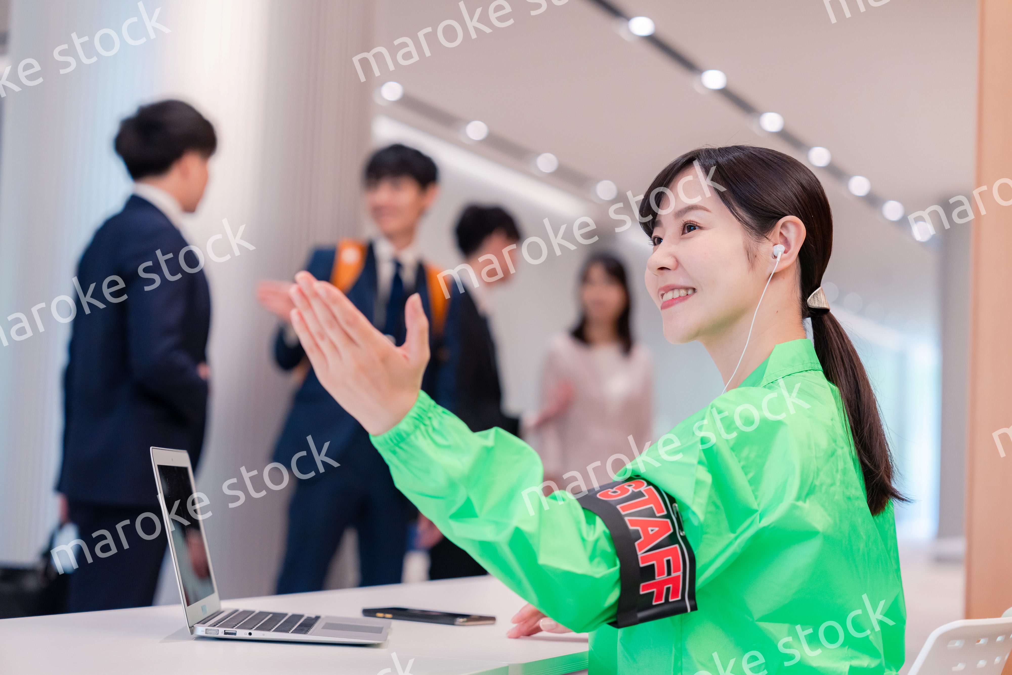 受付をするイベントスタッフ