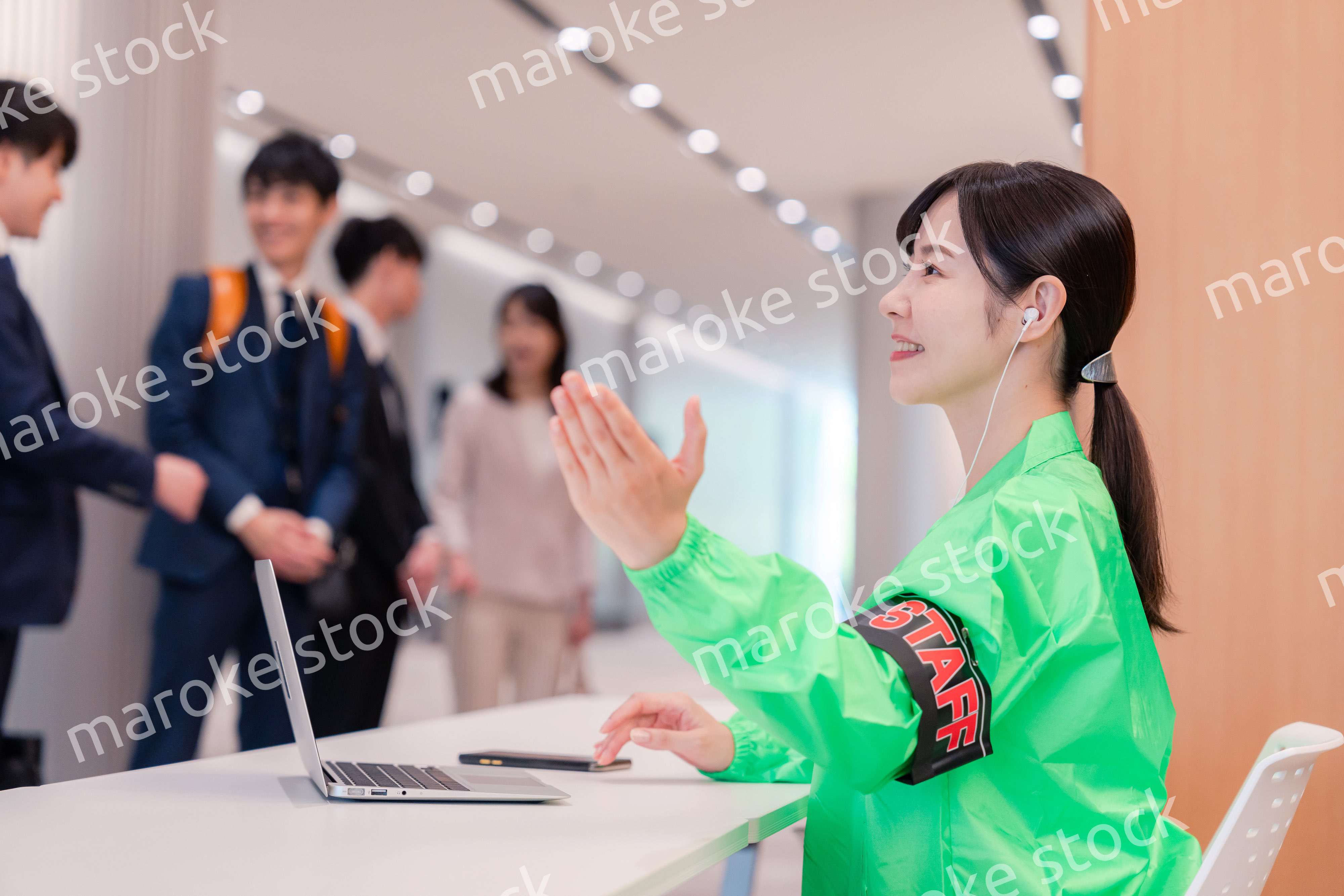 受付をするイベントスタッフ