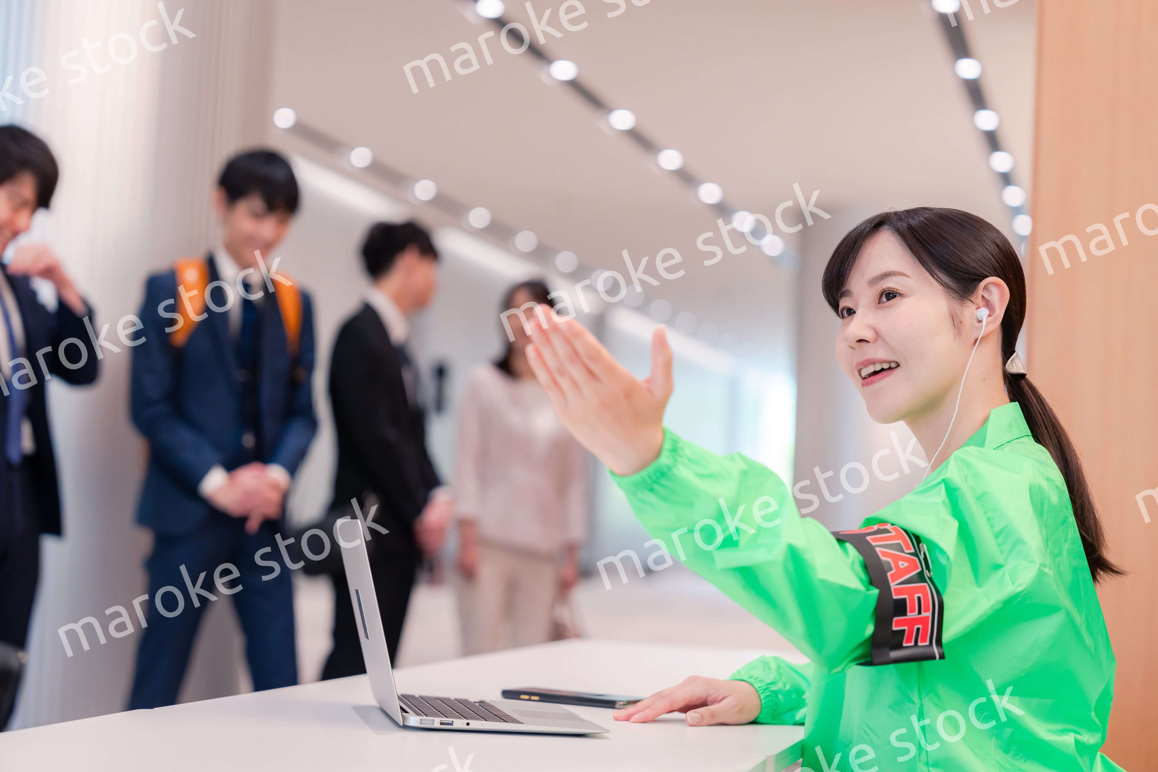 受付をするイベントスタッフ