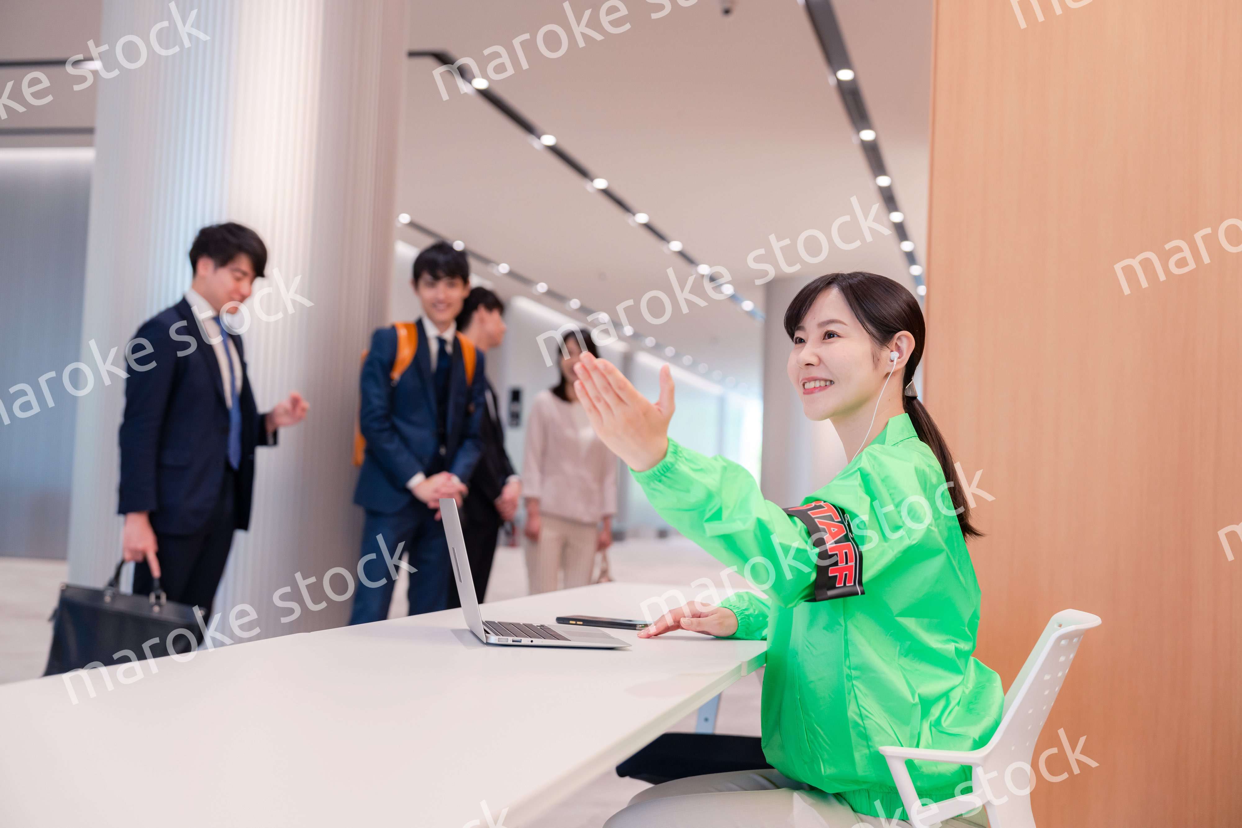 受付をするイベントスタッフ