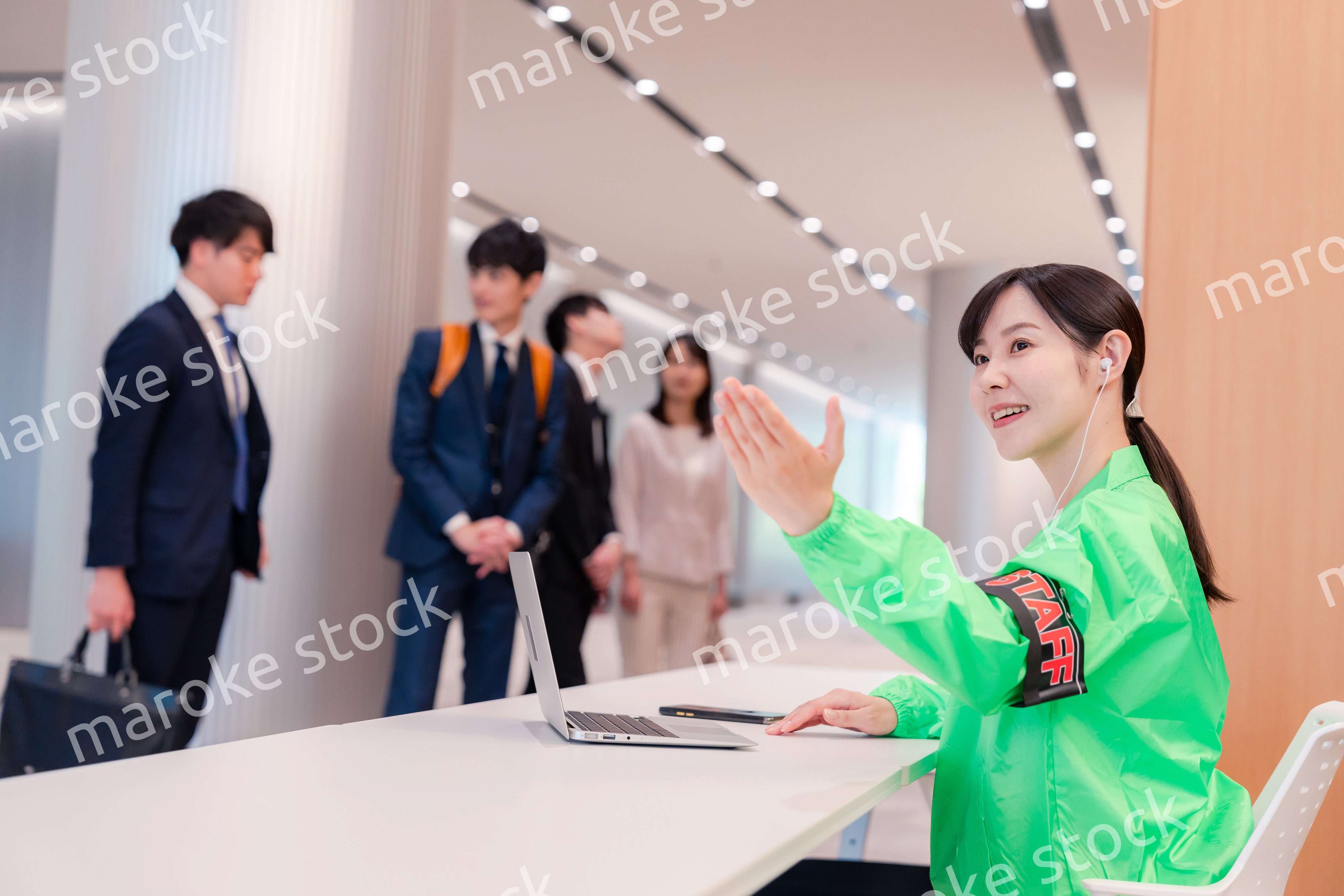 受付をするイベントスタッフ