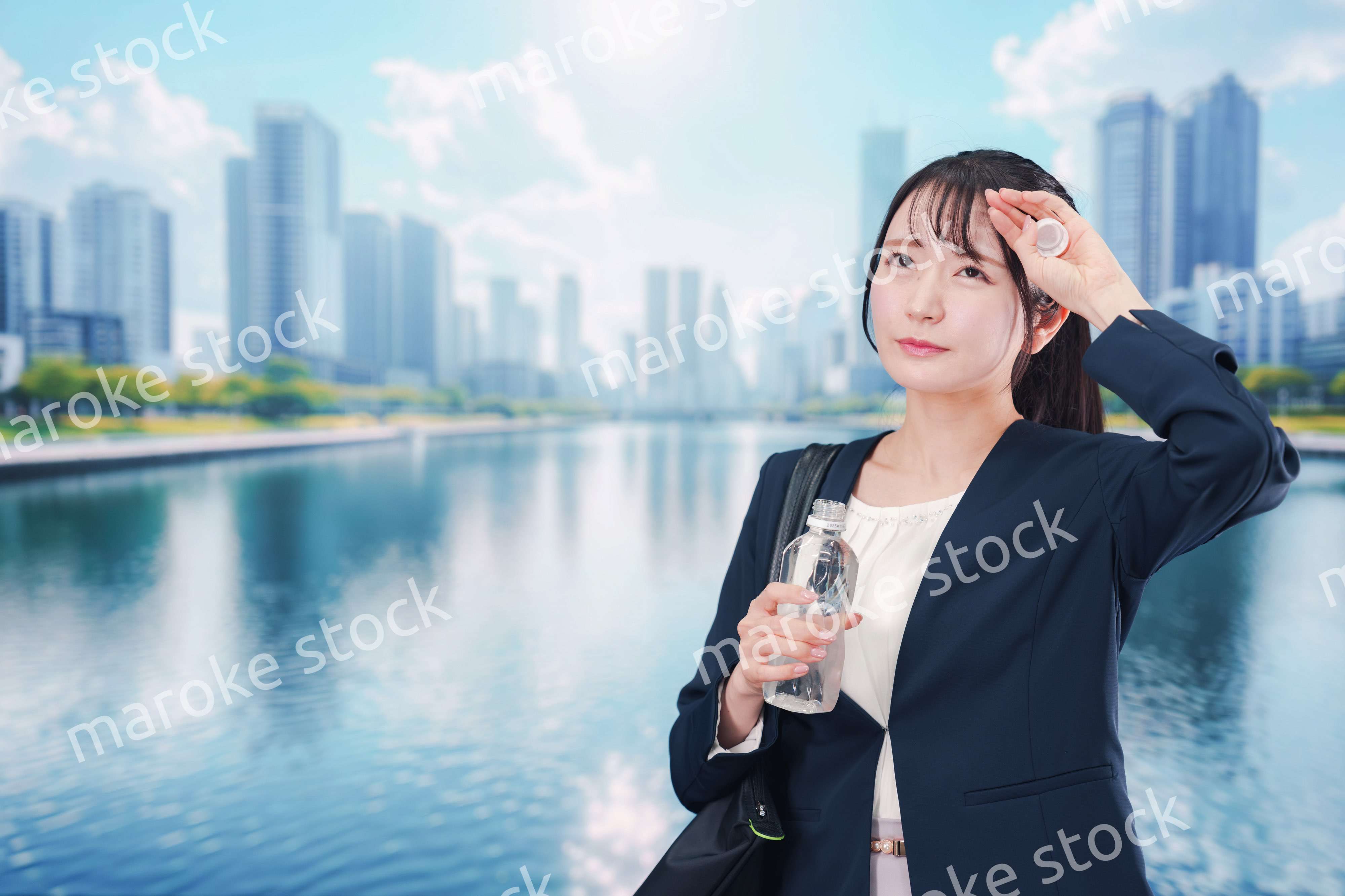 外で暑さに苦しむ営業の女性