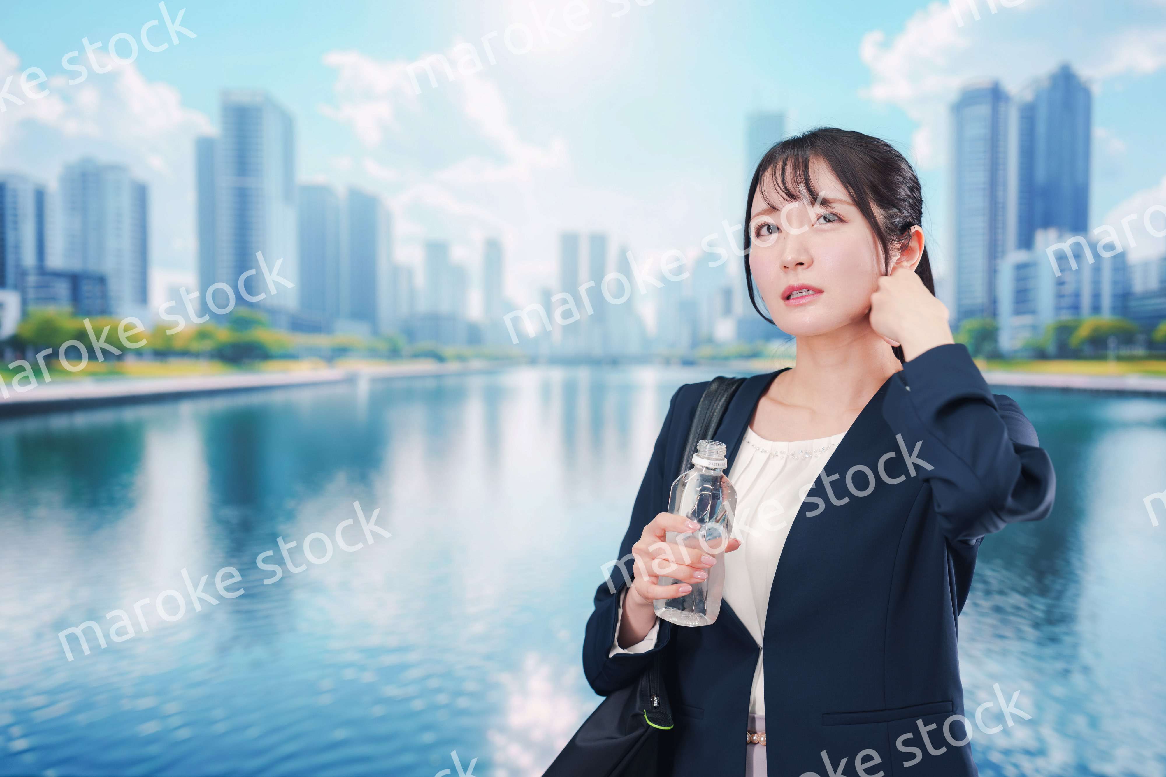 外で暑さに苦しむ営業の女性