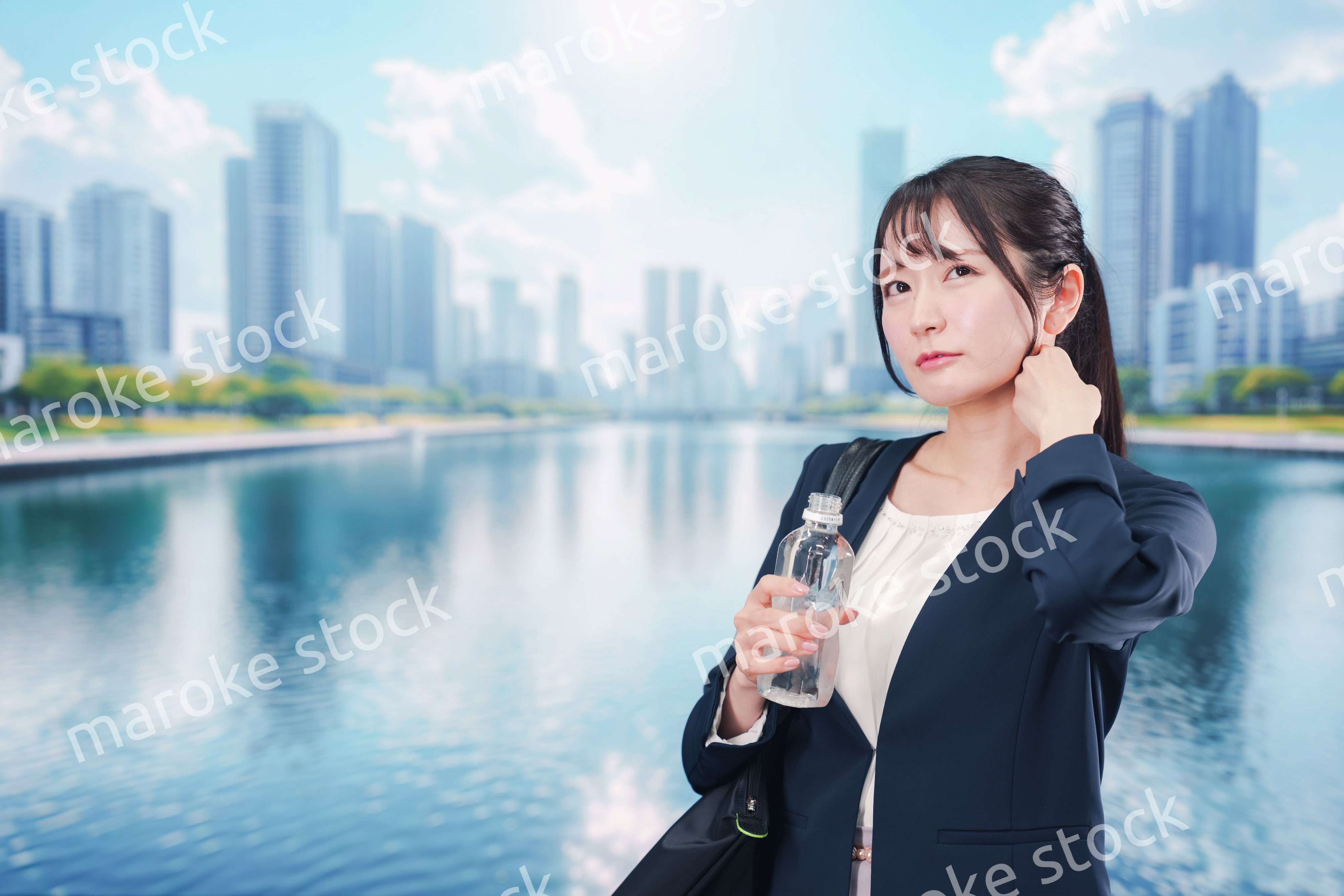 外で暑さに苦しむ営業の女性