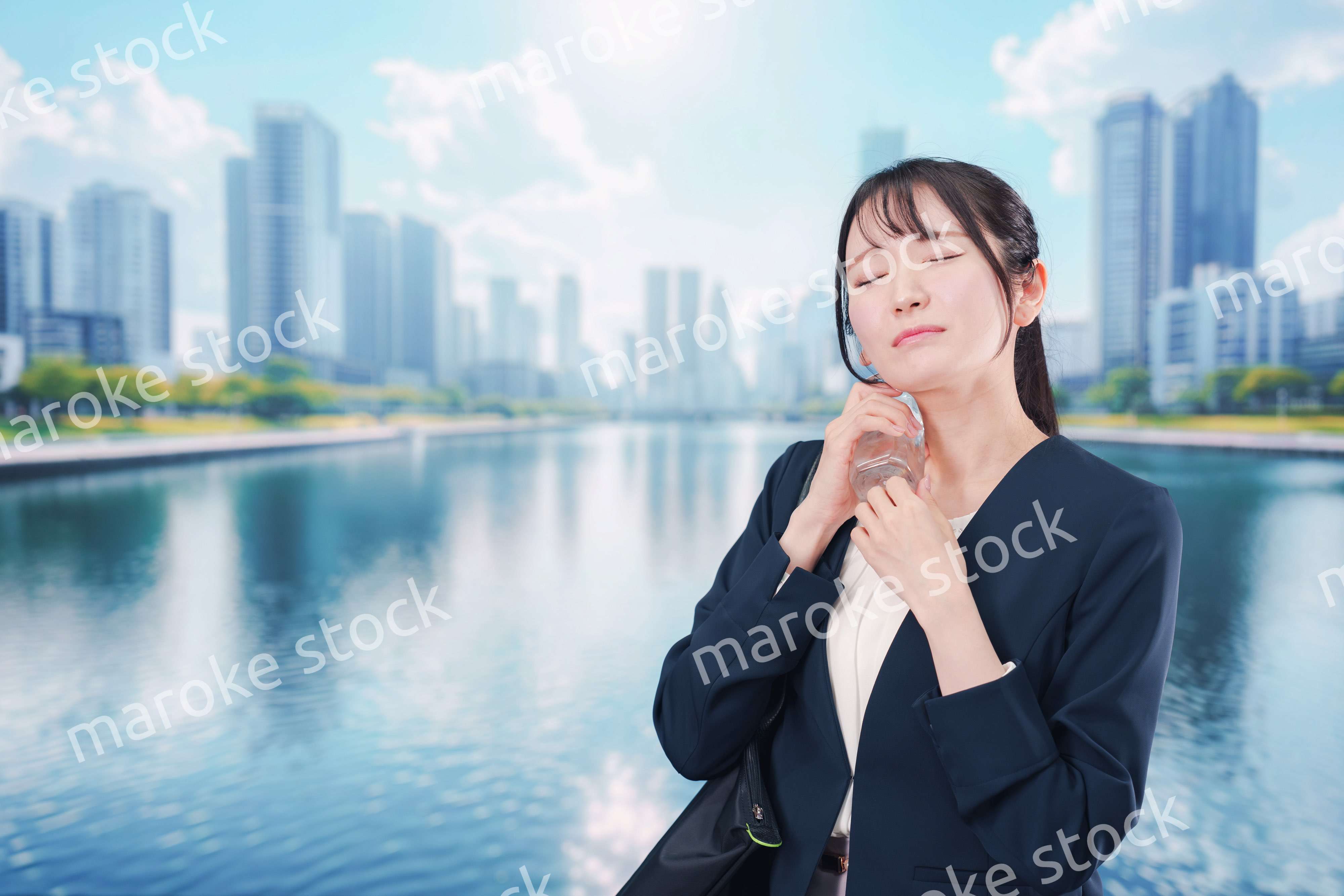 外で暑さに苦しむ営業の女性