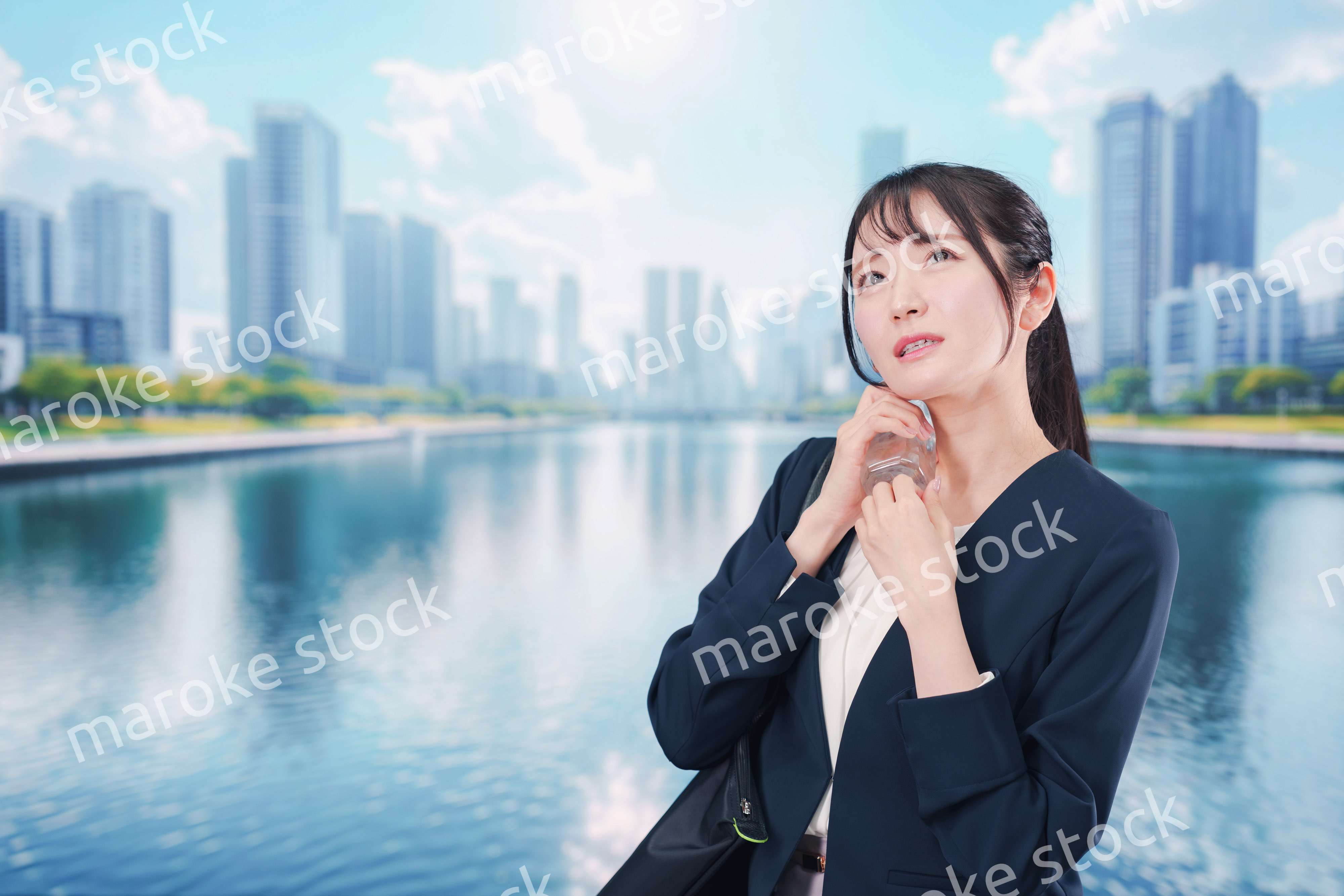 外で暑さに苦しむ営業の女性