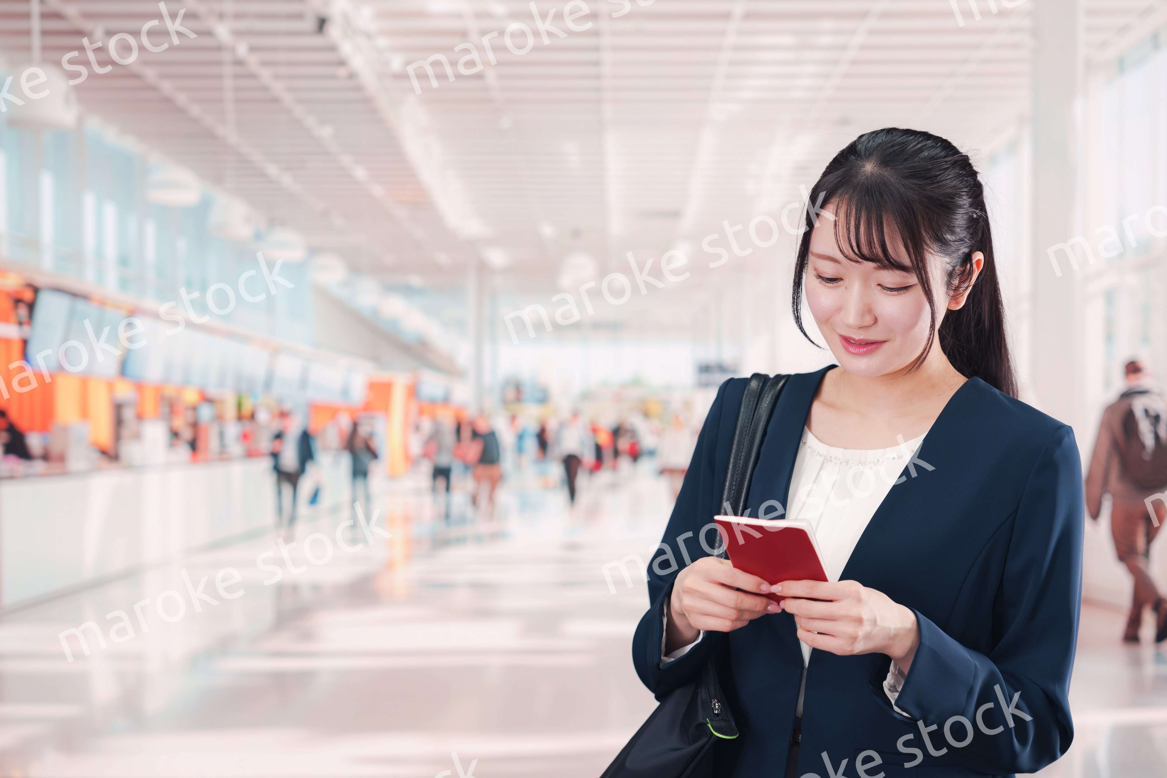 海外出張をするビジネスウーマン