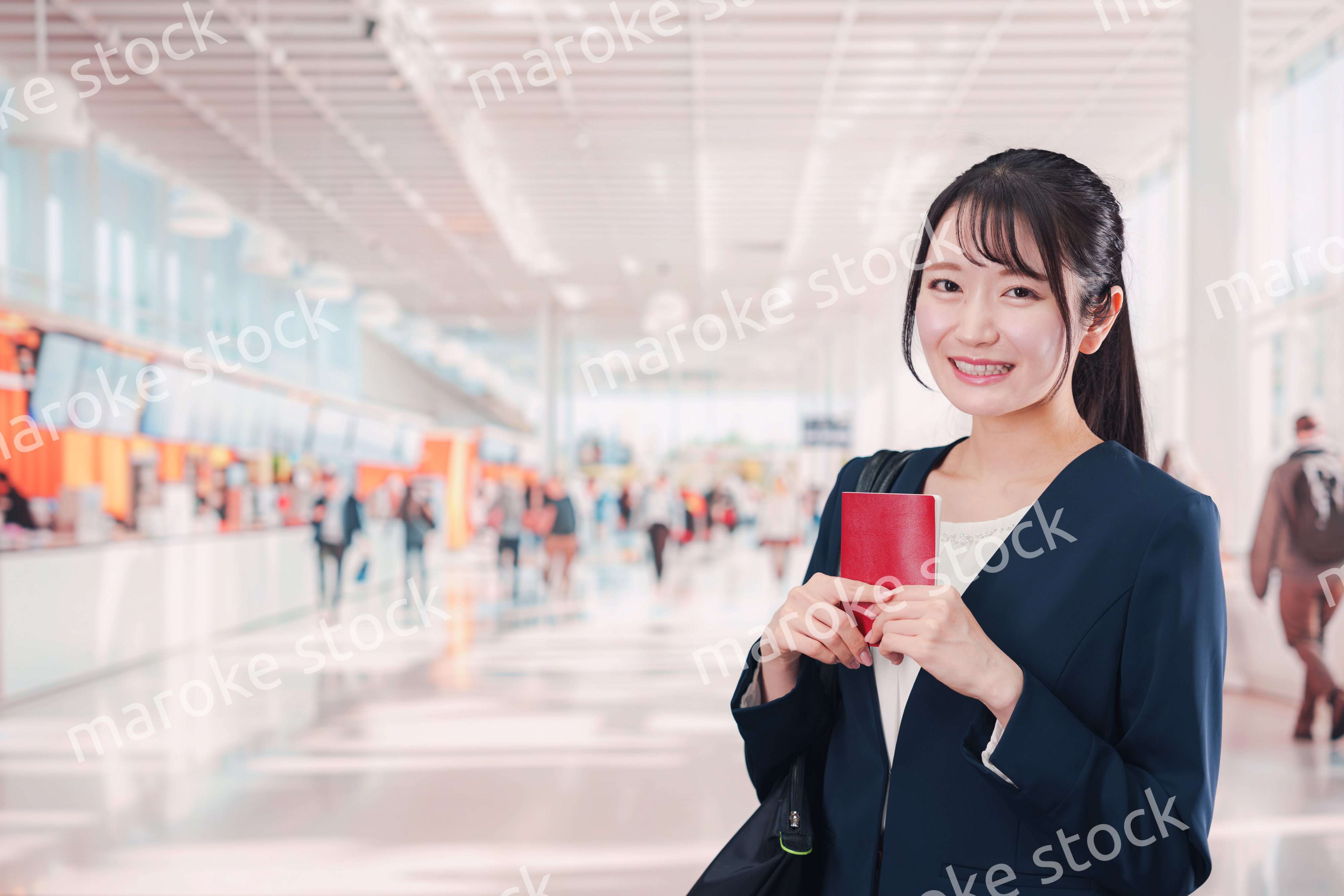 海外出張をするビジネスウーマン