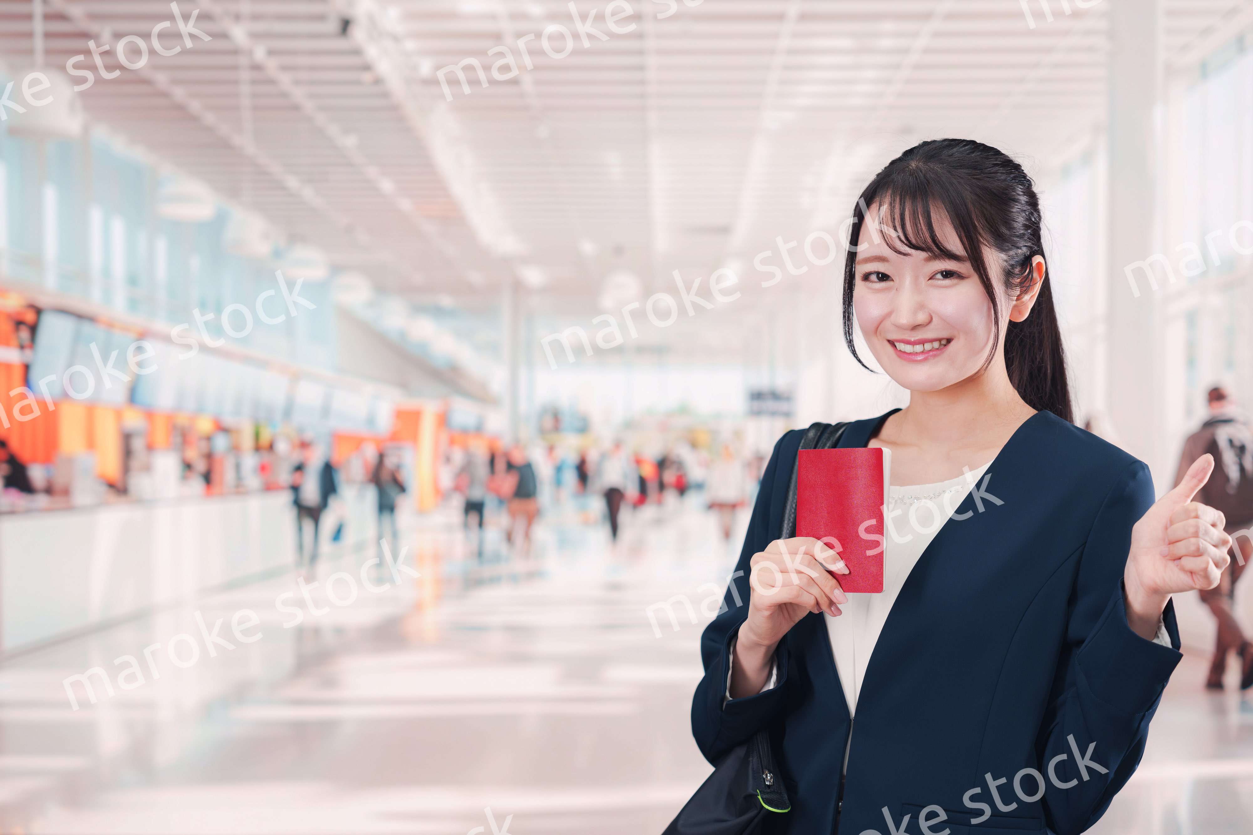 海外出張をするビジネスウーマン