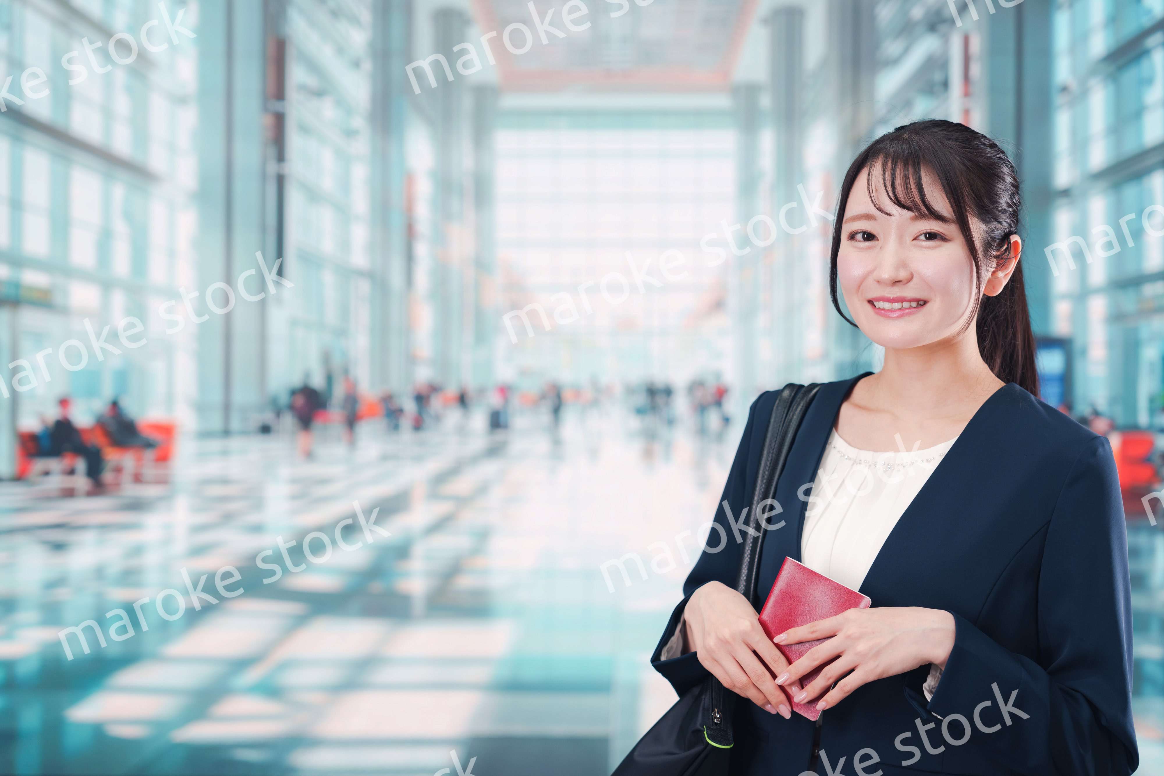 海外出張をするビジネスウーマン