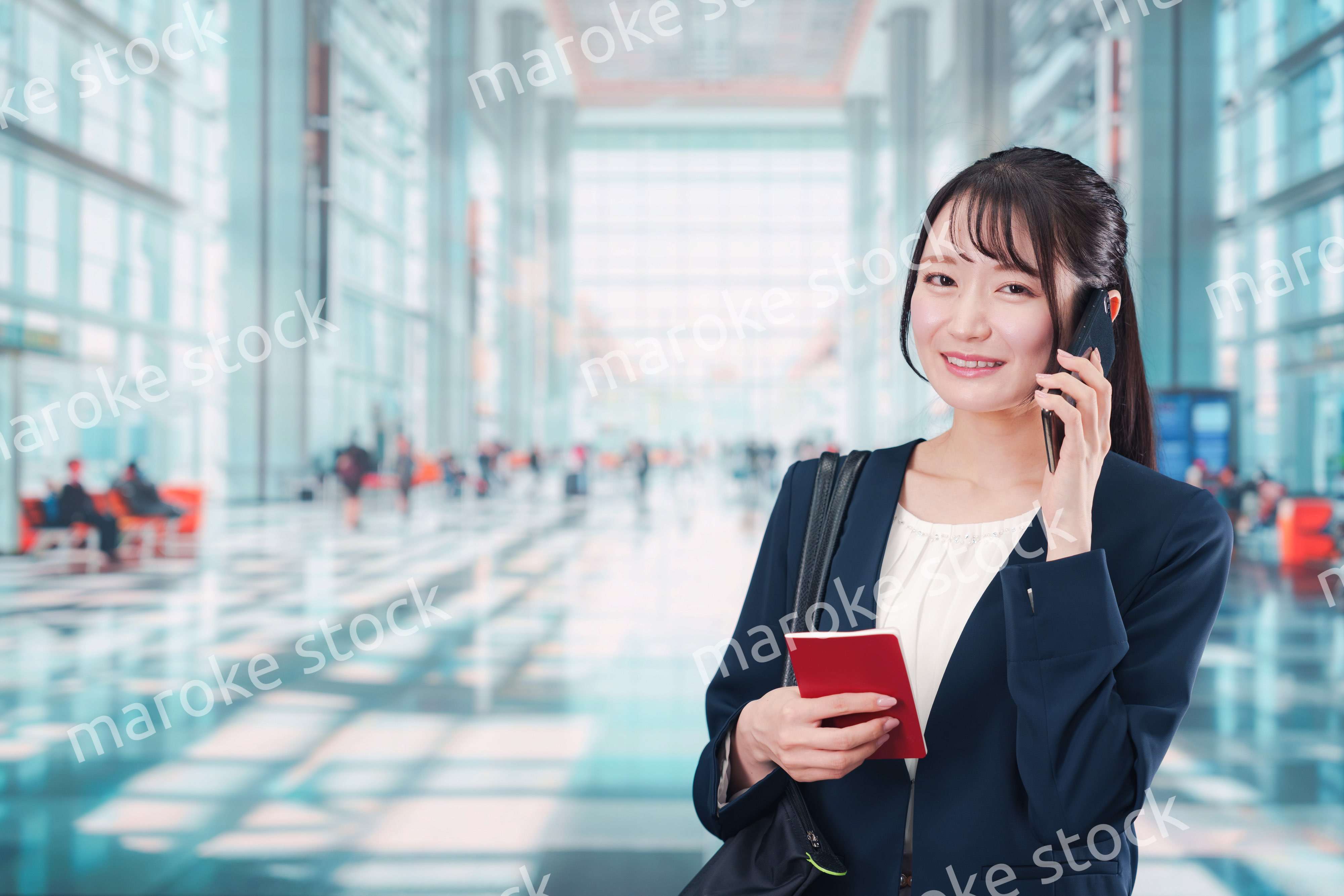 海外出張をするビジネスウーマン