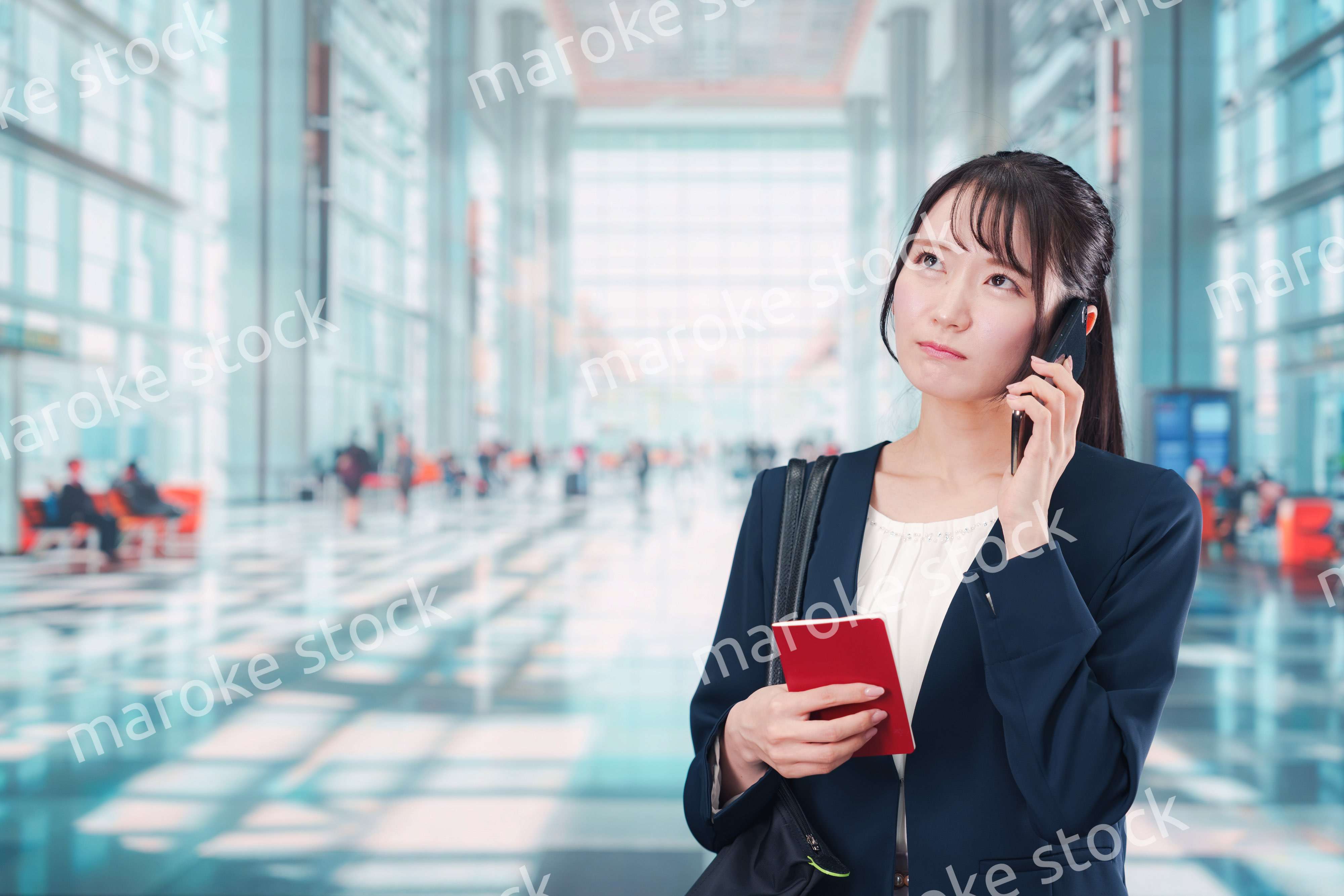 海外出張をするビジネスウーマン