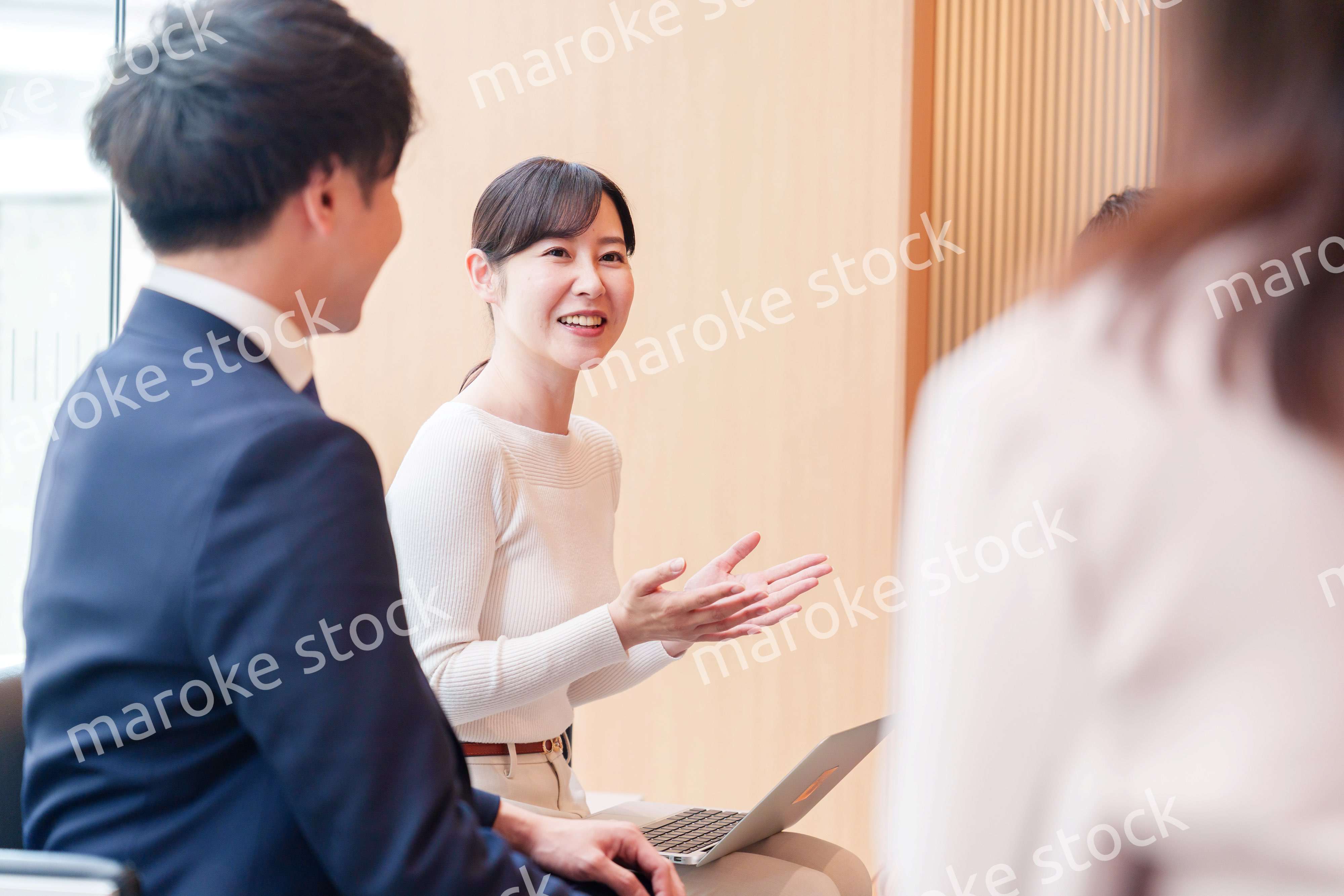 オフィスで議論をするキャリアウーマン