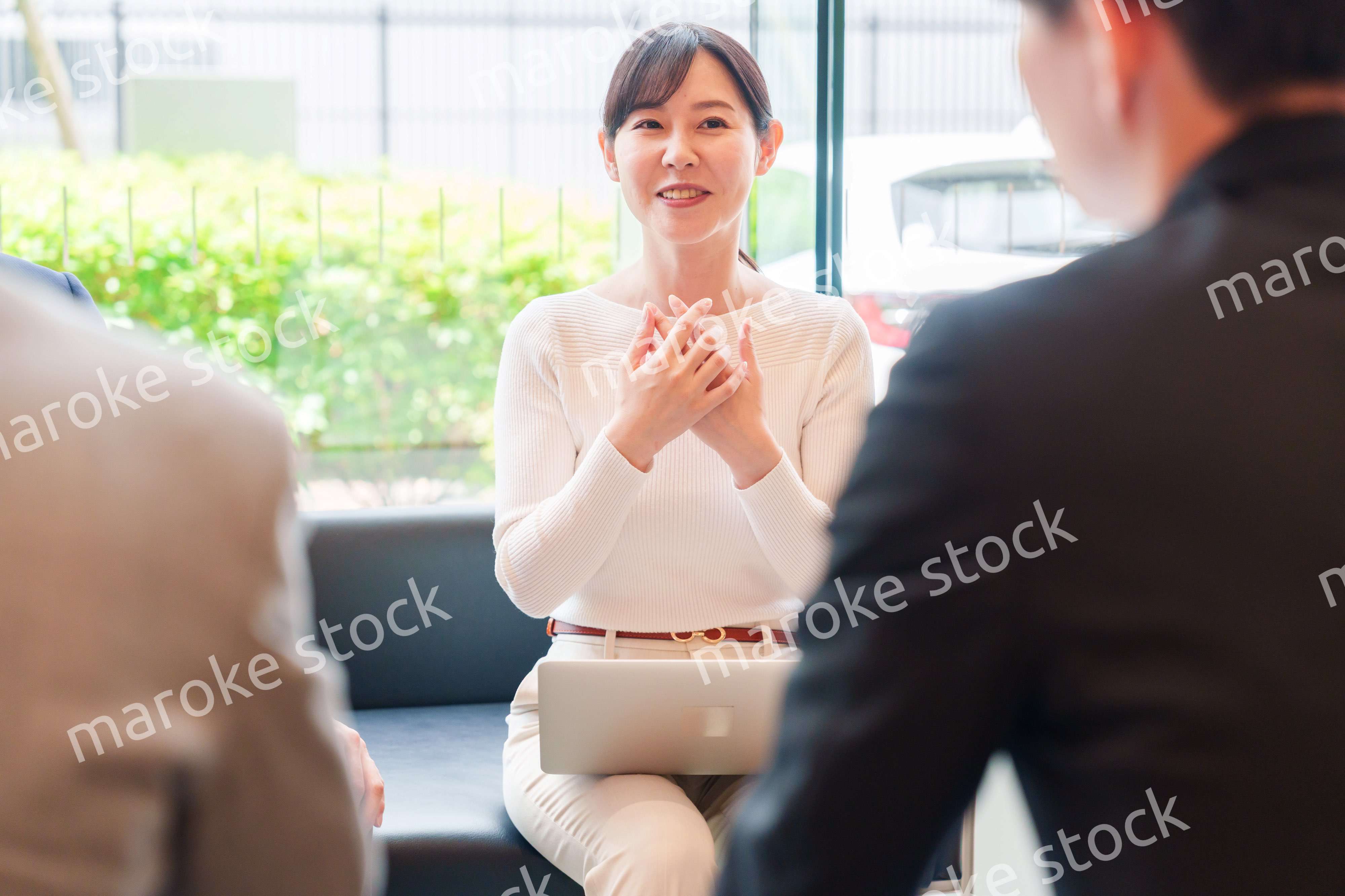 オフィスで議論をするキャリアウーマン