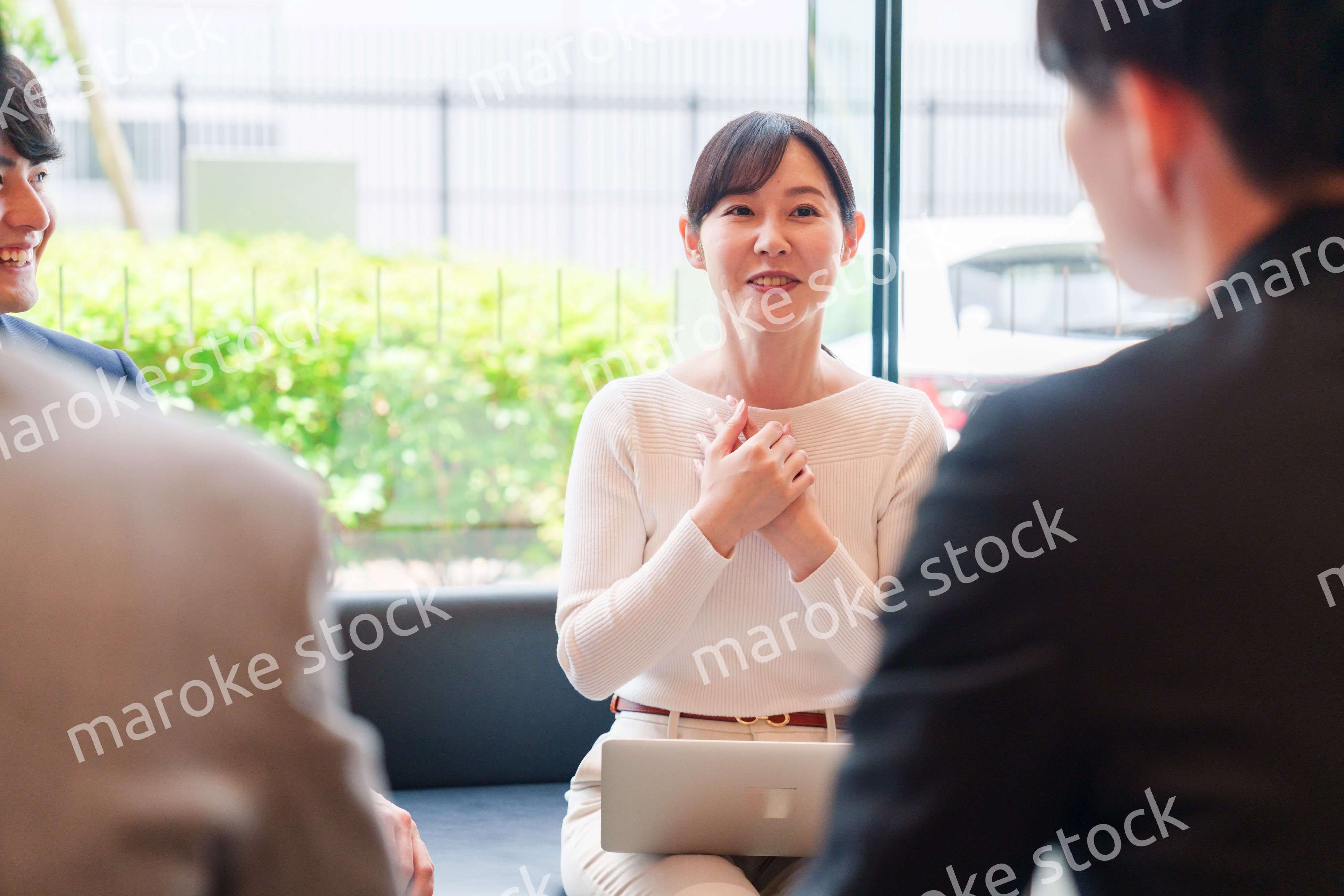 オフィスで議論をするキャリアウーマン