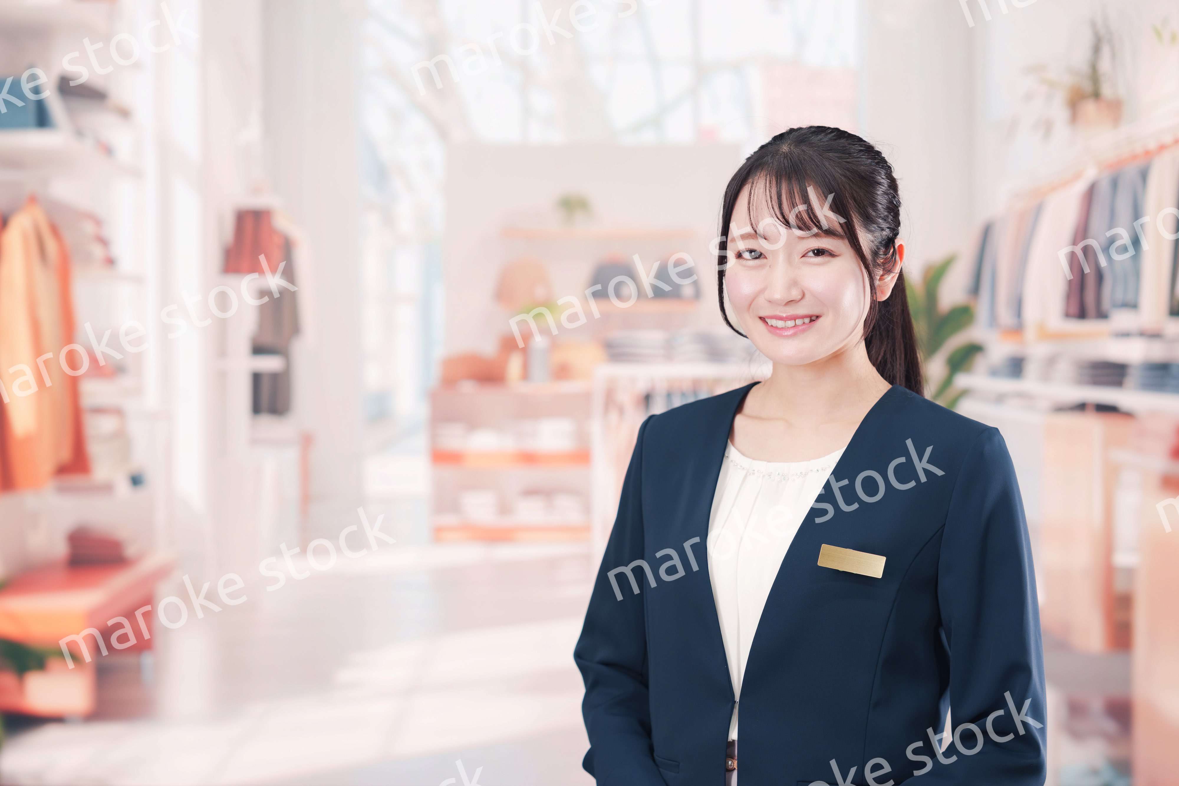 衣料品店で働く若い女性