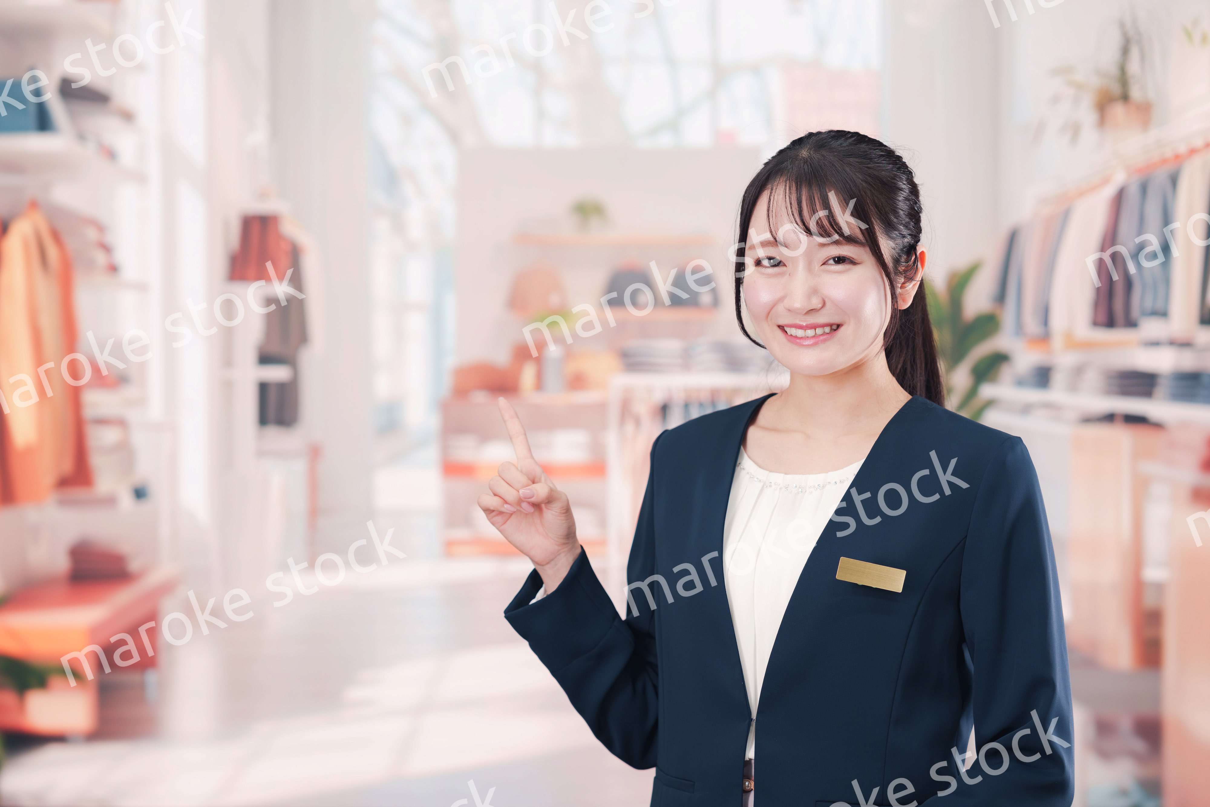 衣料品店で働く若い女性