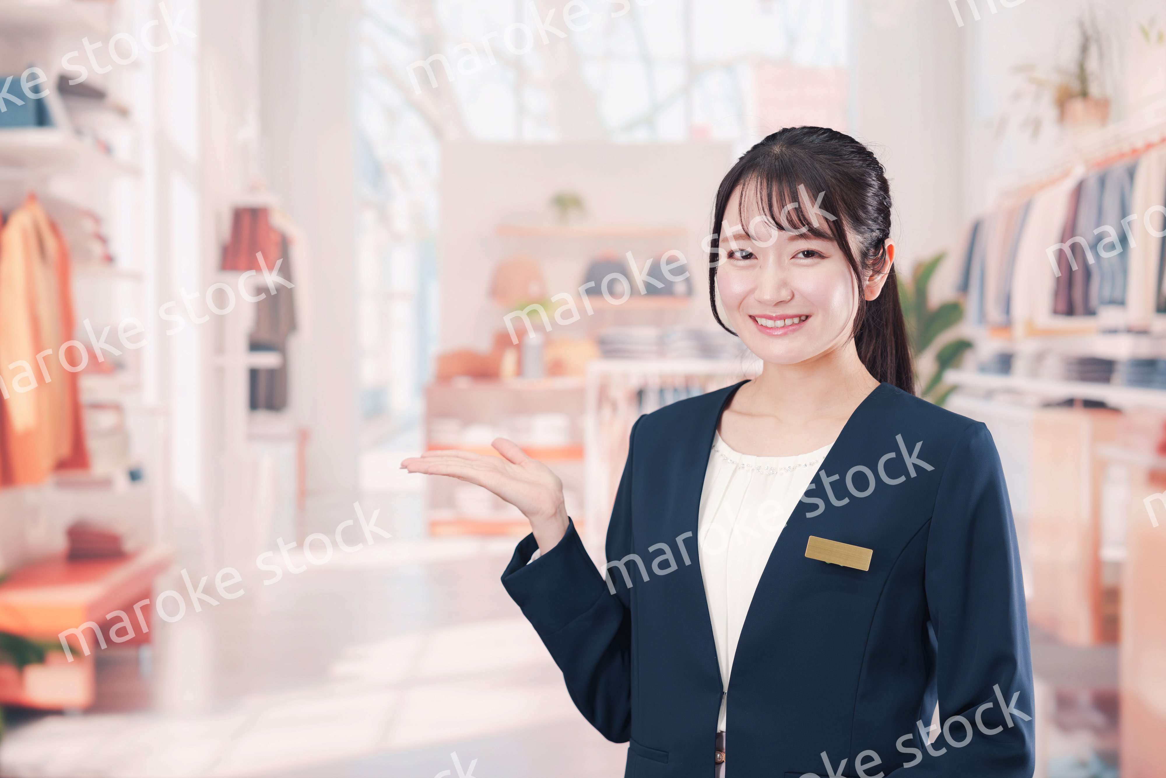 衣料品店で働く若い女性