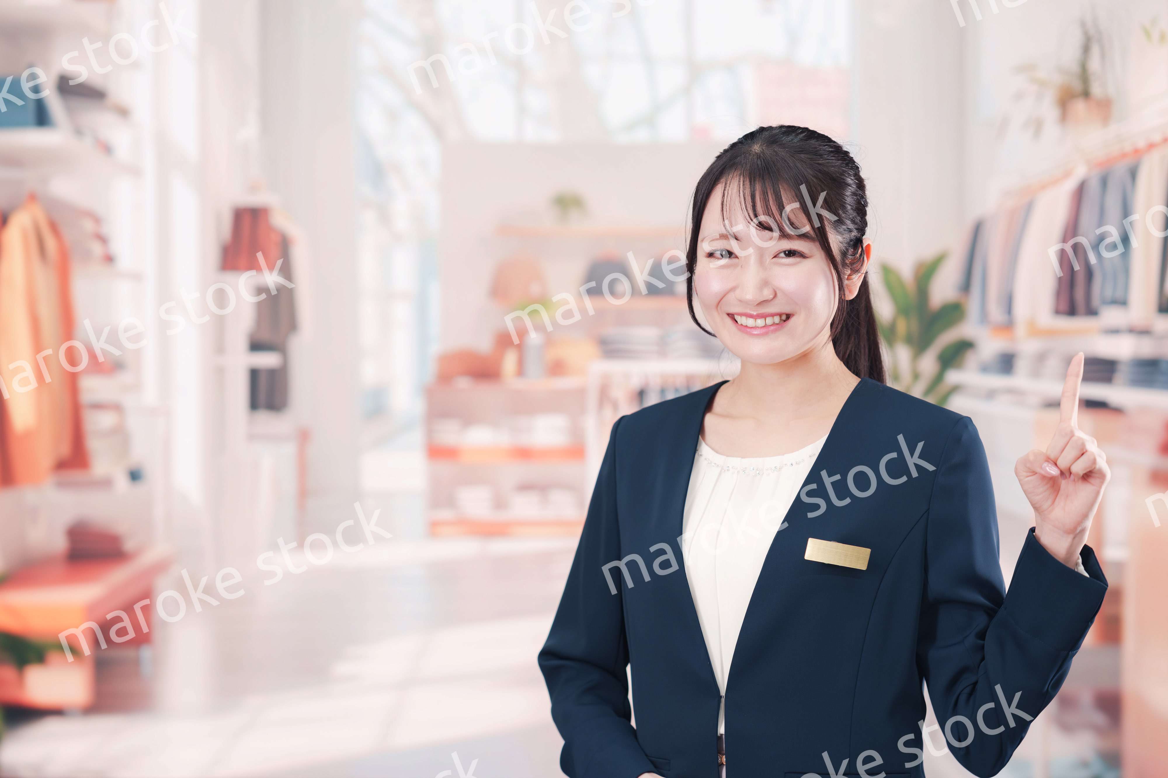 衣料品店で働く若い女性