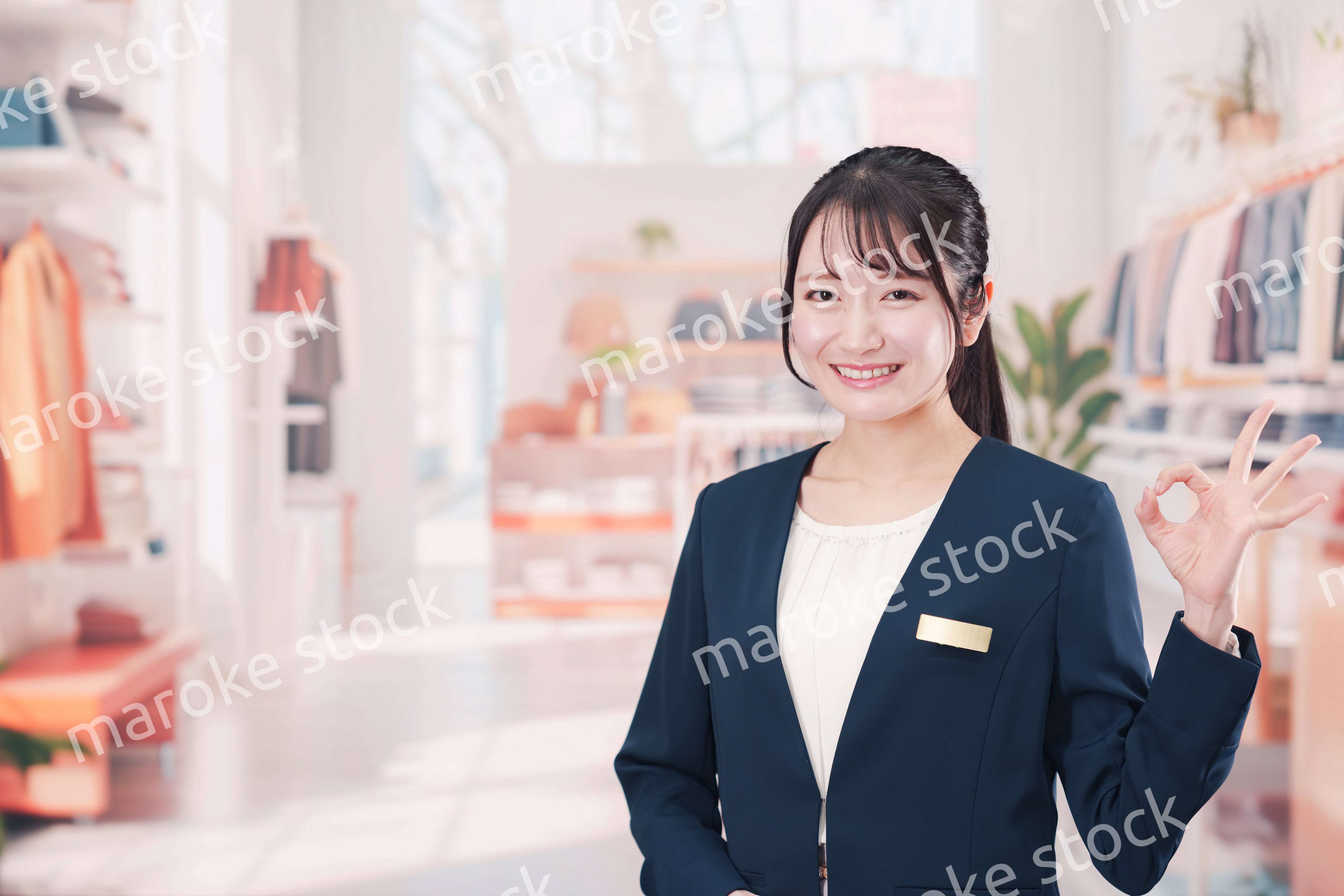 衣料品店で働く若い女性