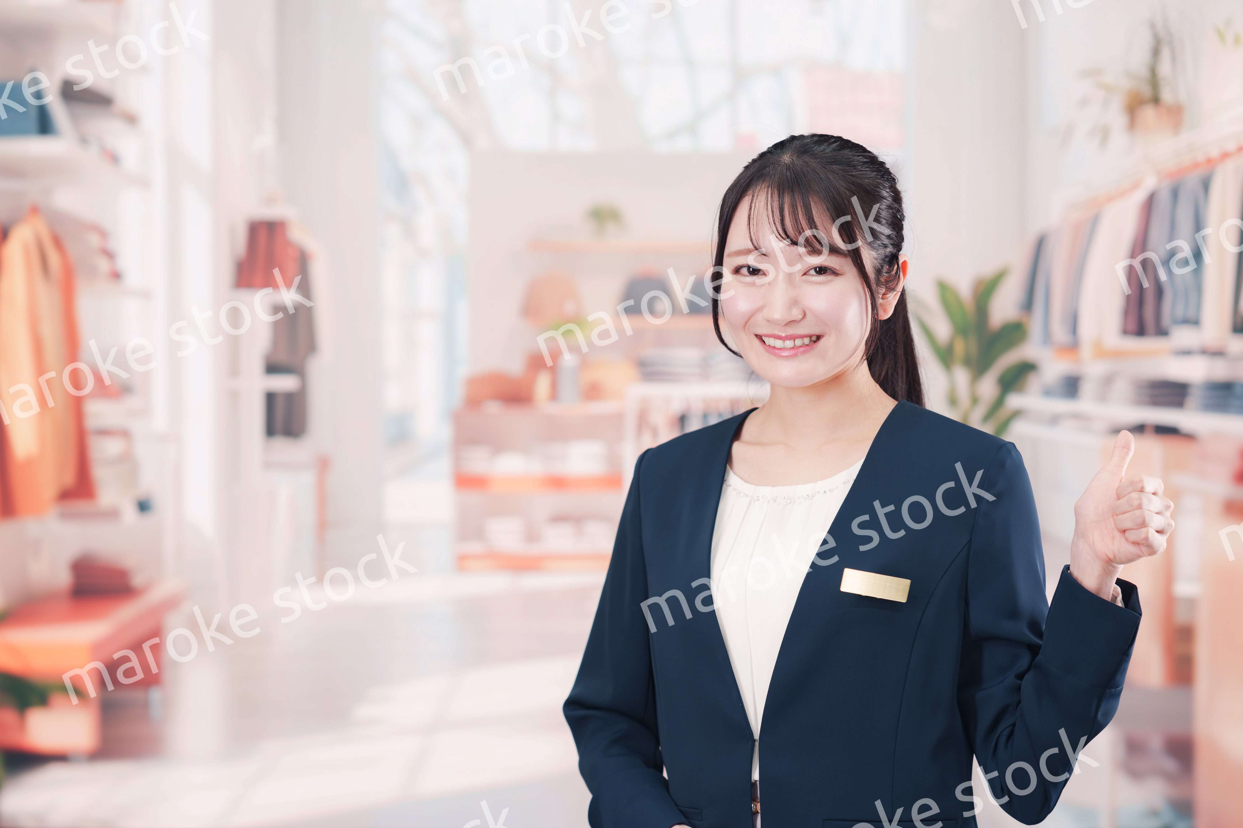 衣料品店で働く若い女性