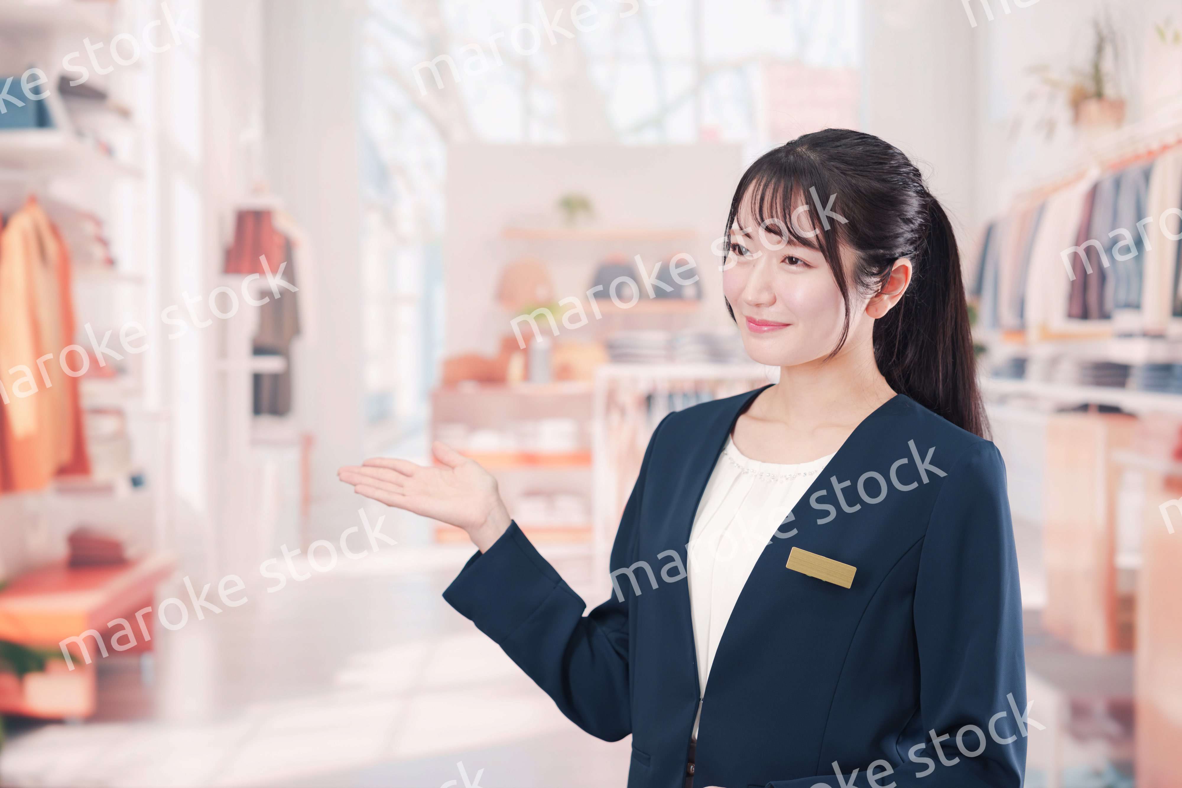 衣料品店で働く若い女性