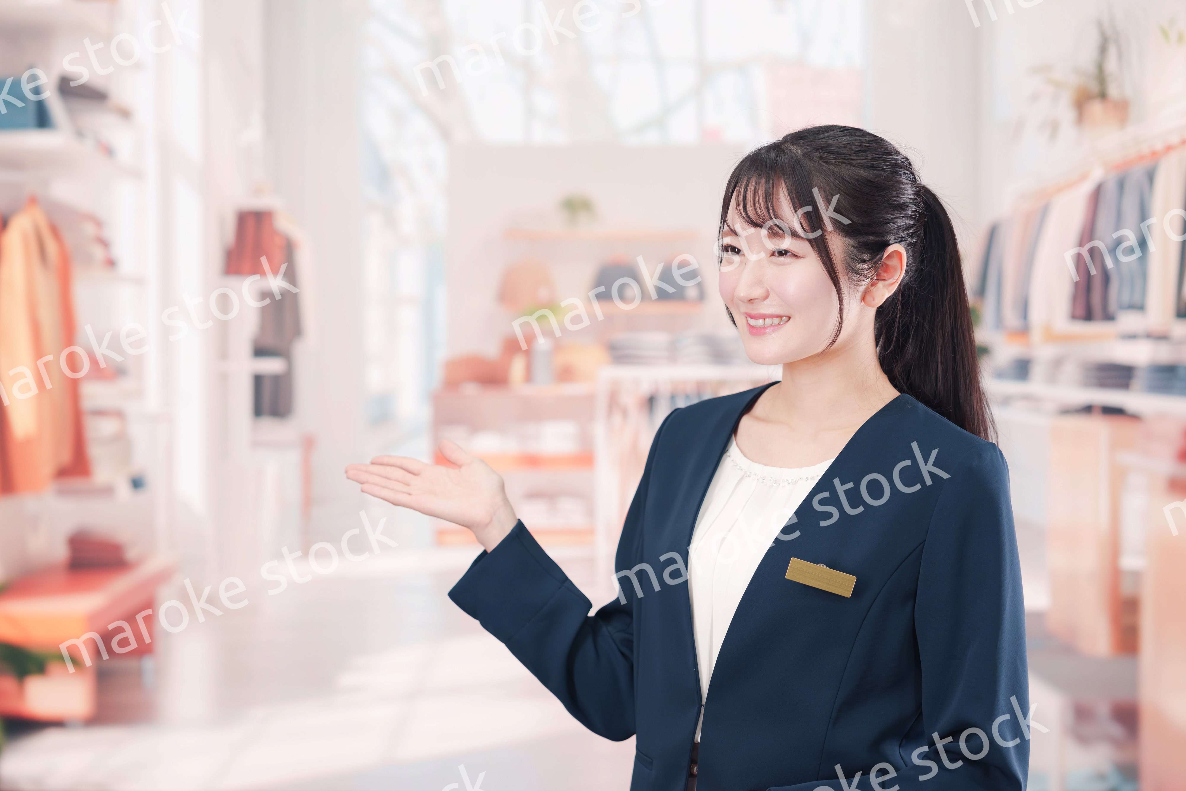 衣料品店で働く若い女性