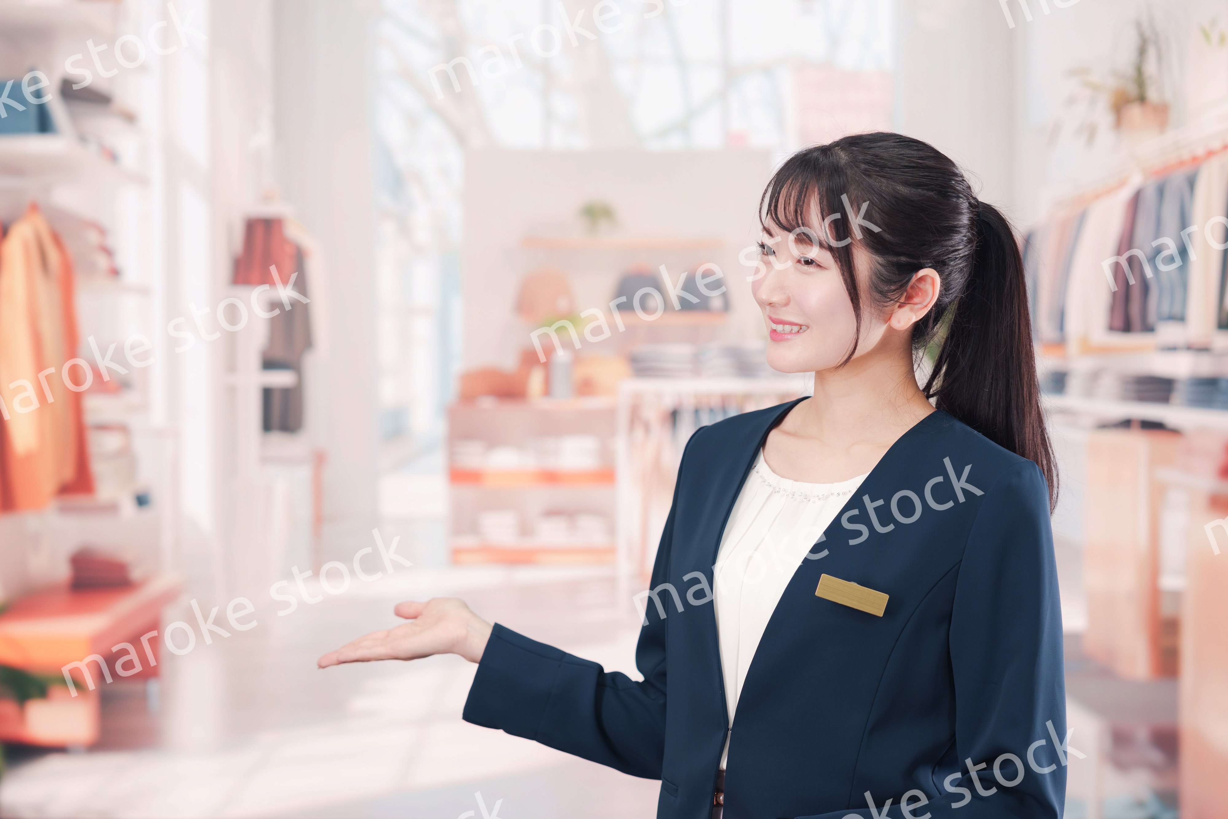 衣料品店で働く若い女性