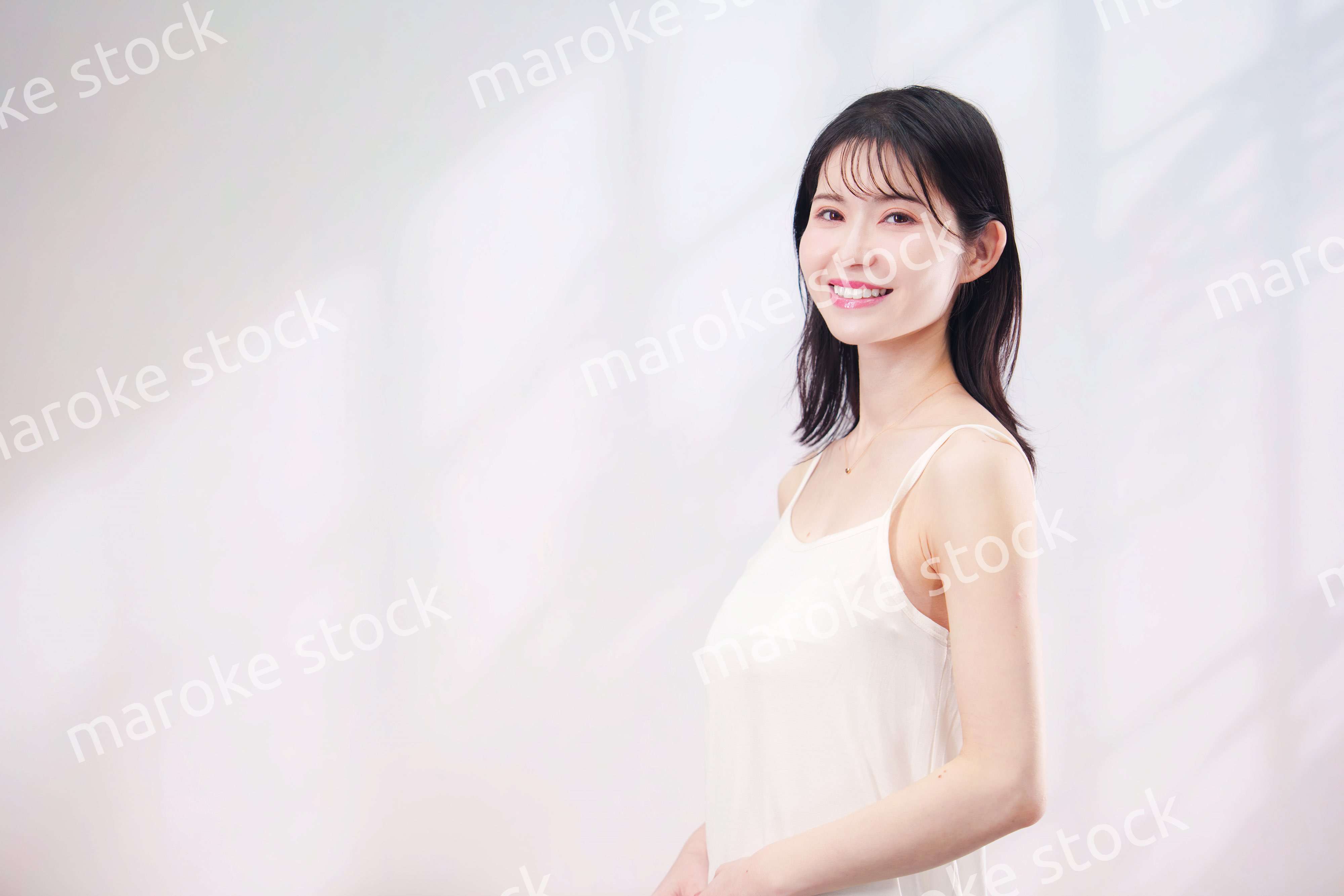 若い女性のビューティーイメージ（シンプル背景）