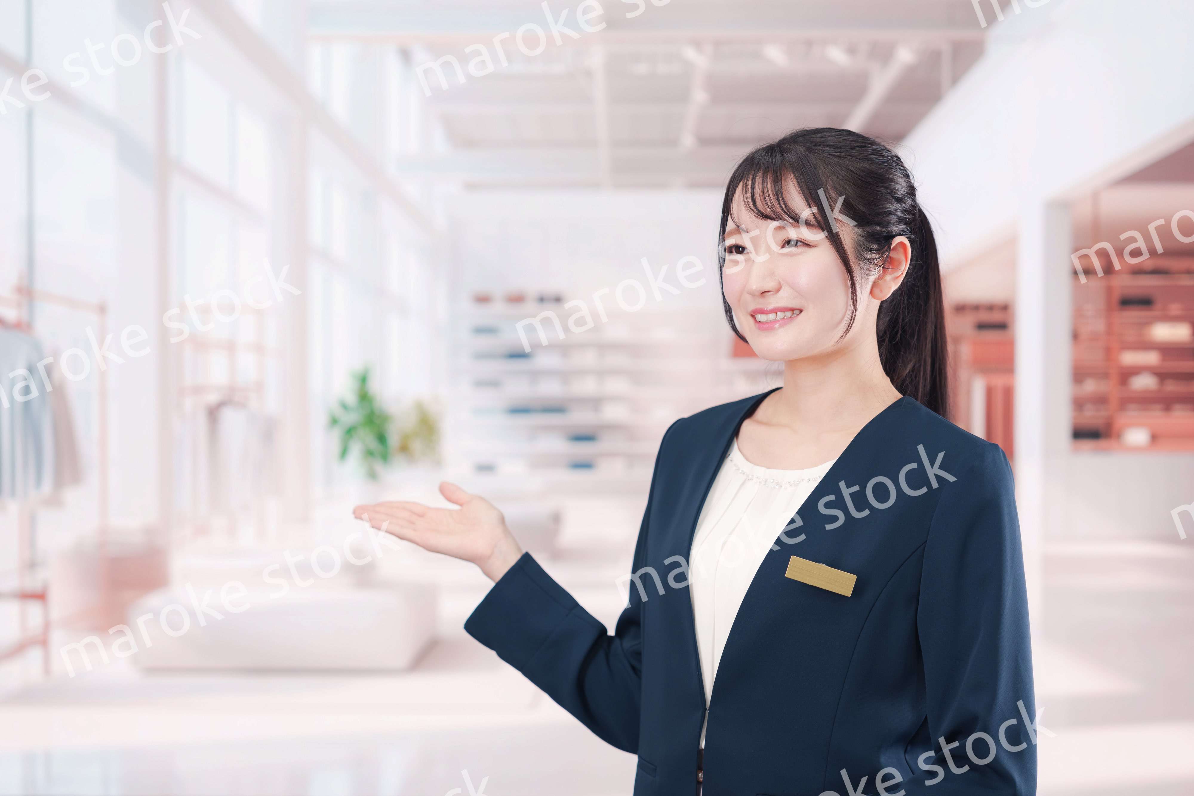 衣料品店で働く若い女性