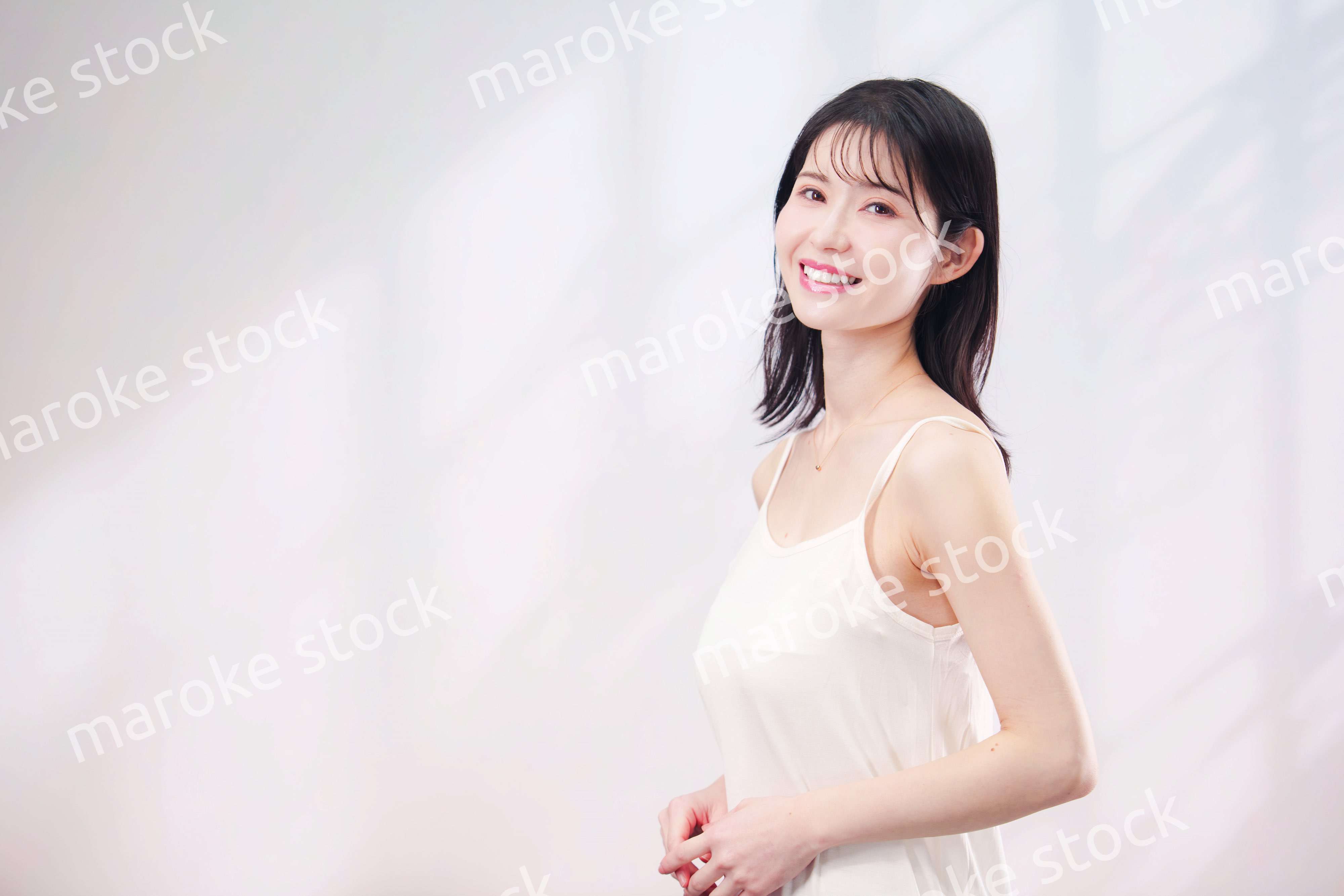 若い女性のビューティーイメージ（シンプル背景）