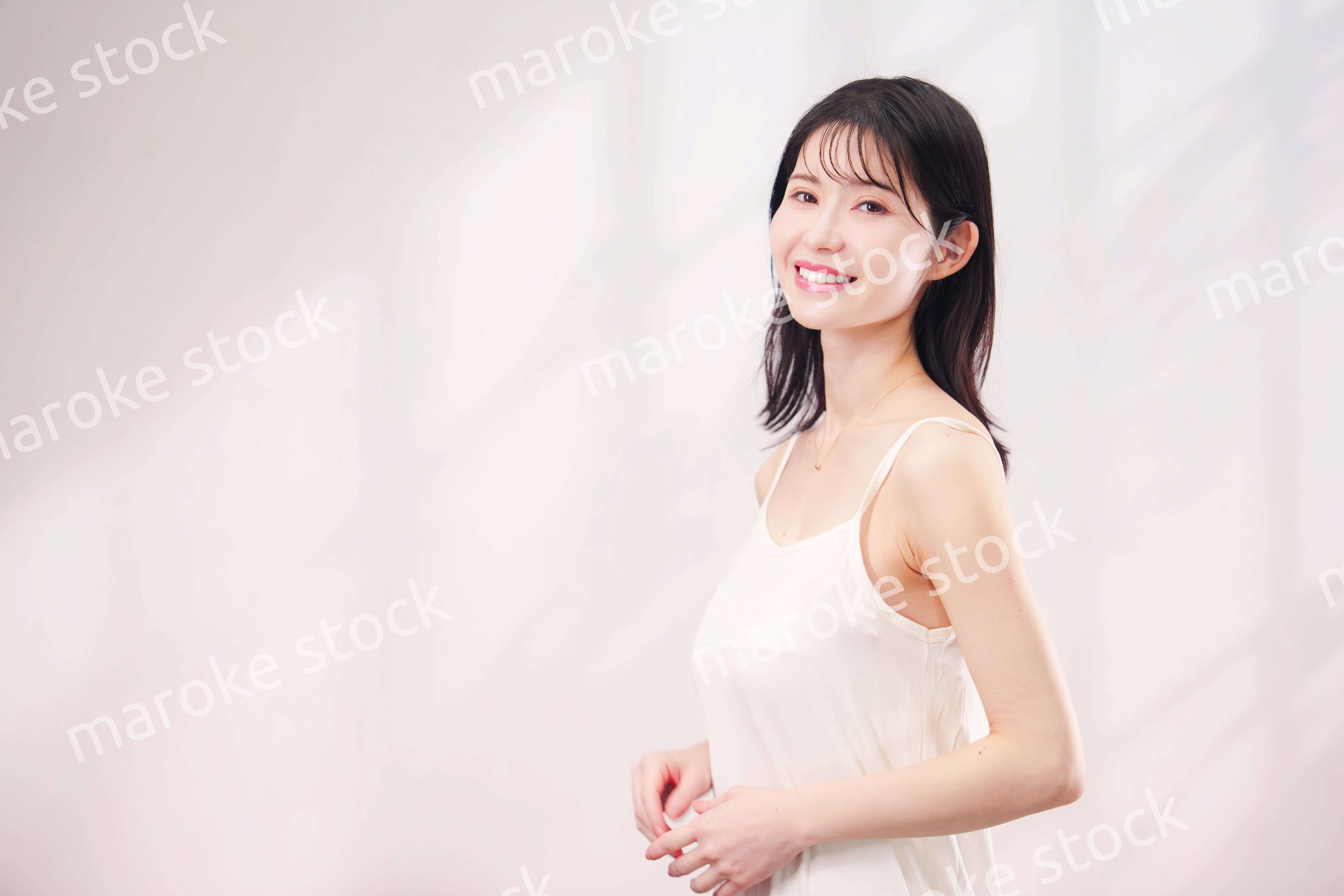 若い女性のビューティーイメージ（シンプル背景）